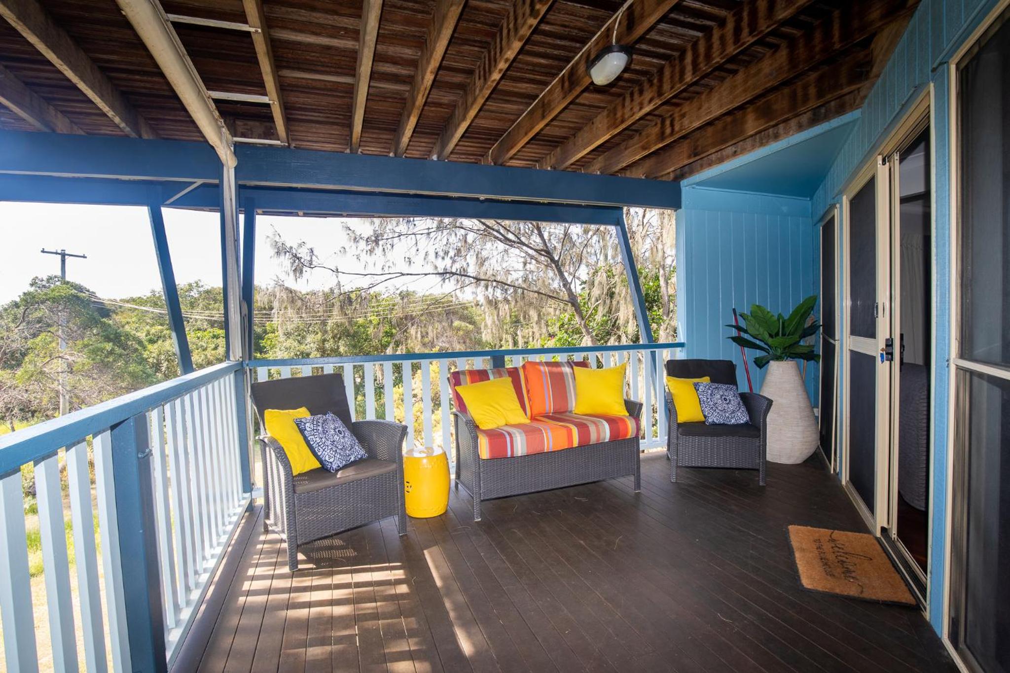 The Blue House - 100M TO BEACH, PET FRIENDLY, BIG HOUSE, SLEEPS 8