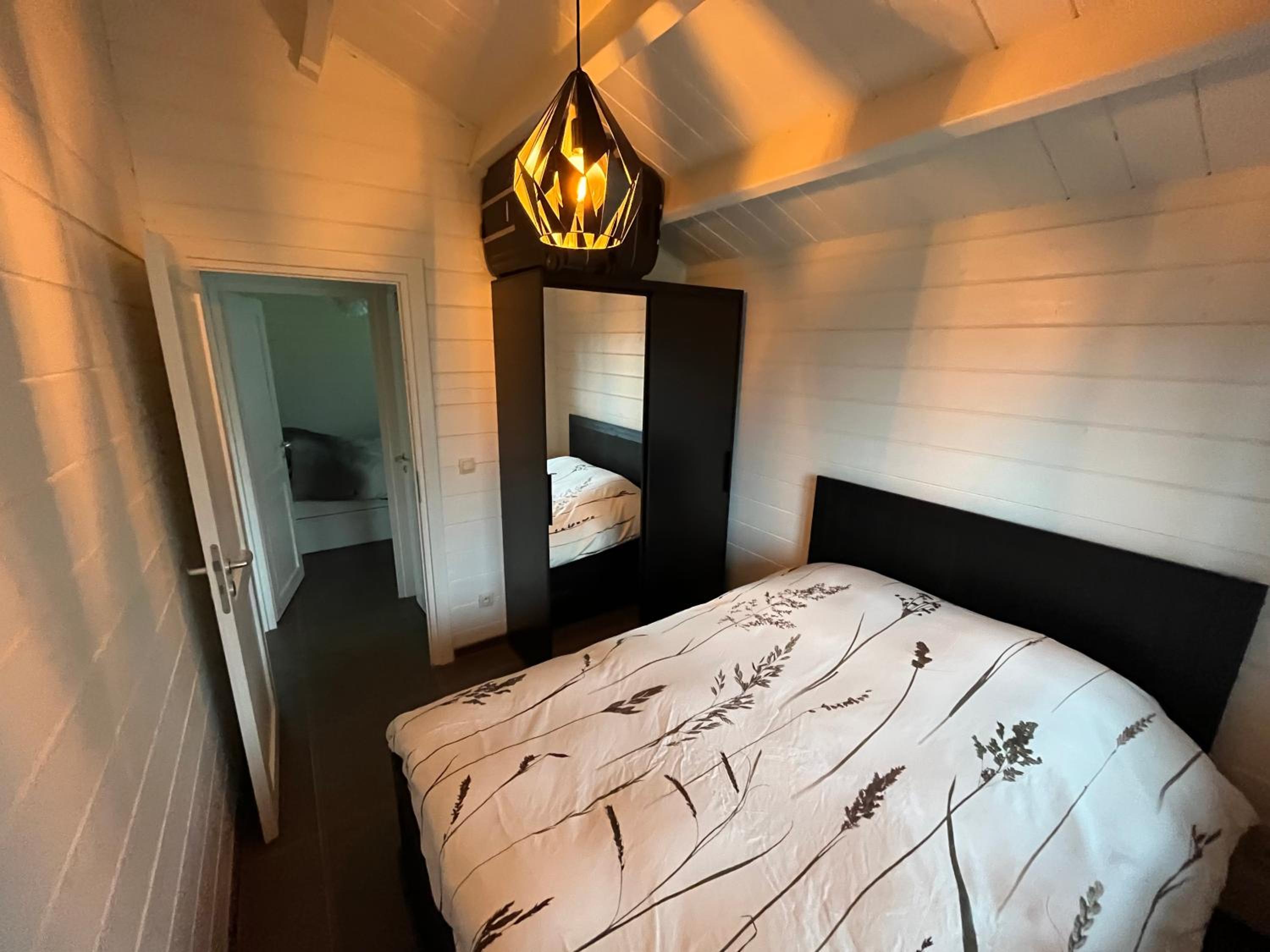 Welkom bij Mario, Een charmante Chalet gelegen aan een vijver in bosrijke omgeving waar je tot rust kan komen.
