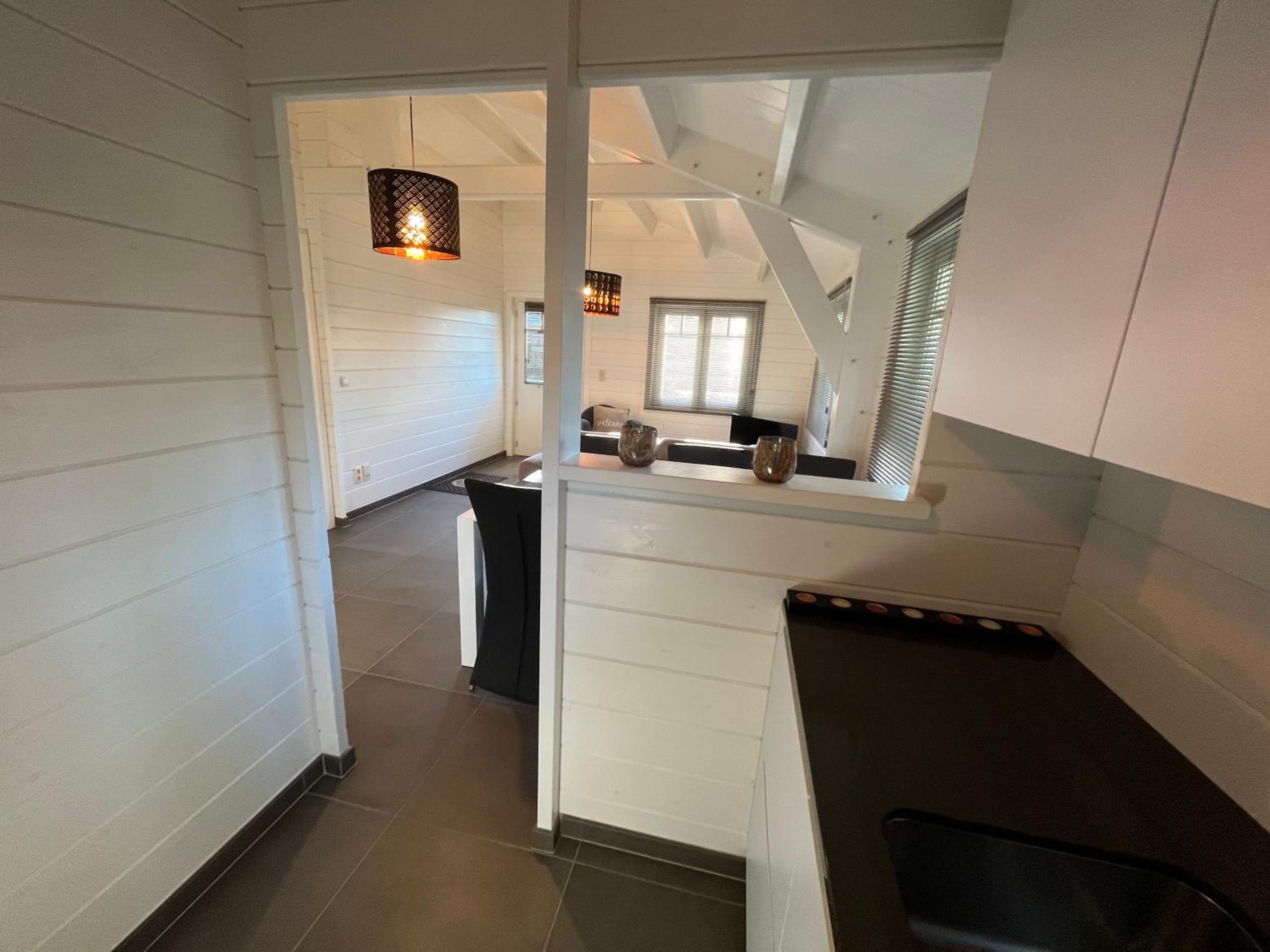 Welkom bij Mario, Een charmante Chalet gelegen aan een vijver in bosrijke omgeving waar je tot rust kan komen.