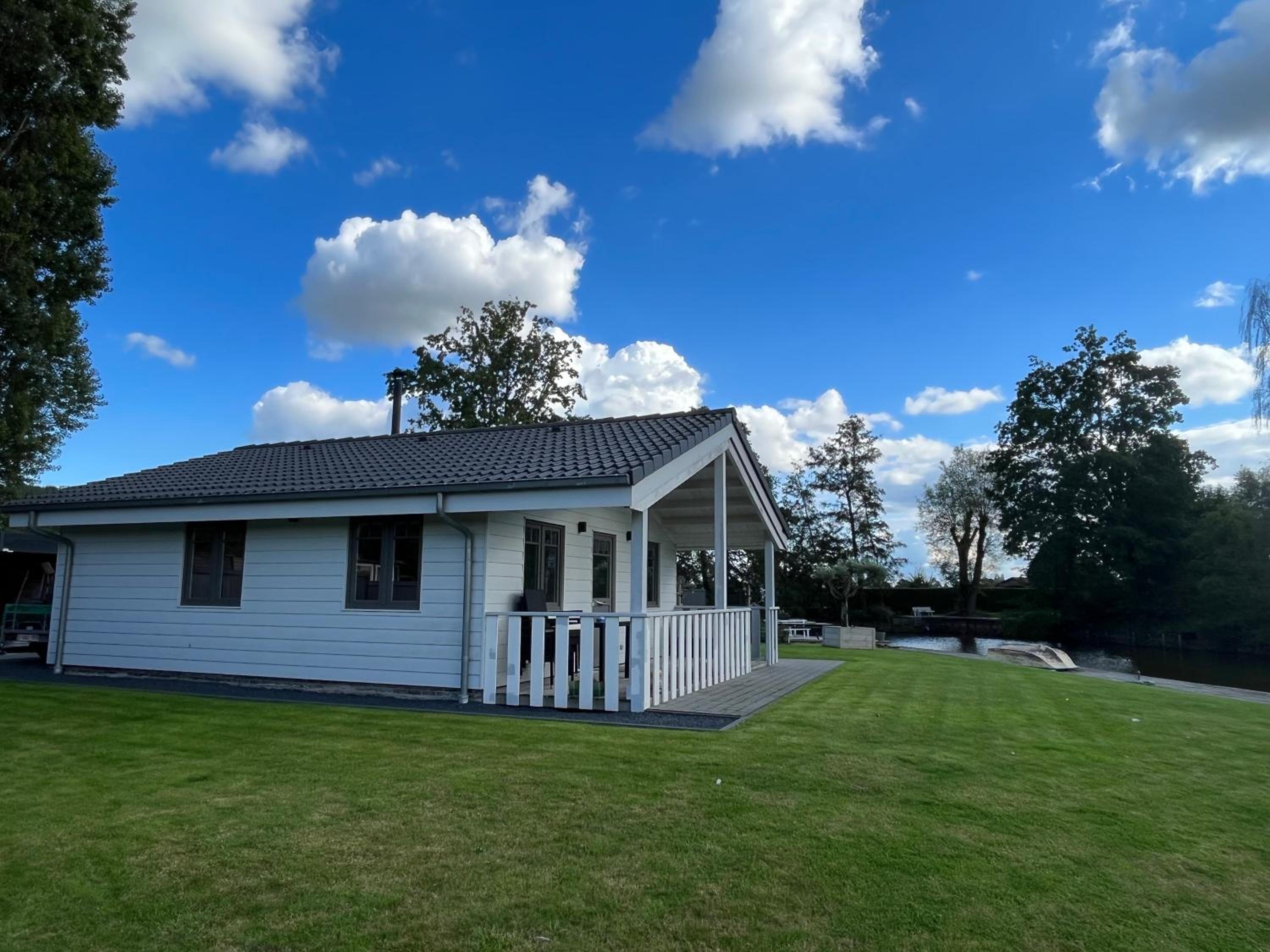 Welkom bij Mario, Een charmante Chalet gelegen aan een vijver in bosrijke omgeving waar je tot rust kan komen.