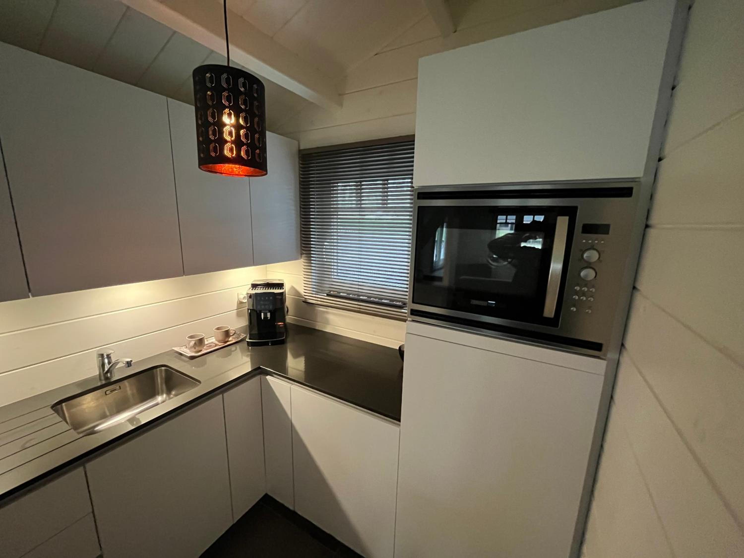 Welkom bij Mario, Een charmante Chalet gelegen aan een vijver in bosrijke omgeving waar je tot rust kan komen.