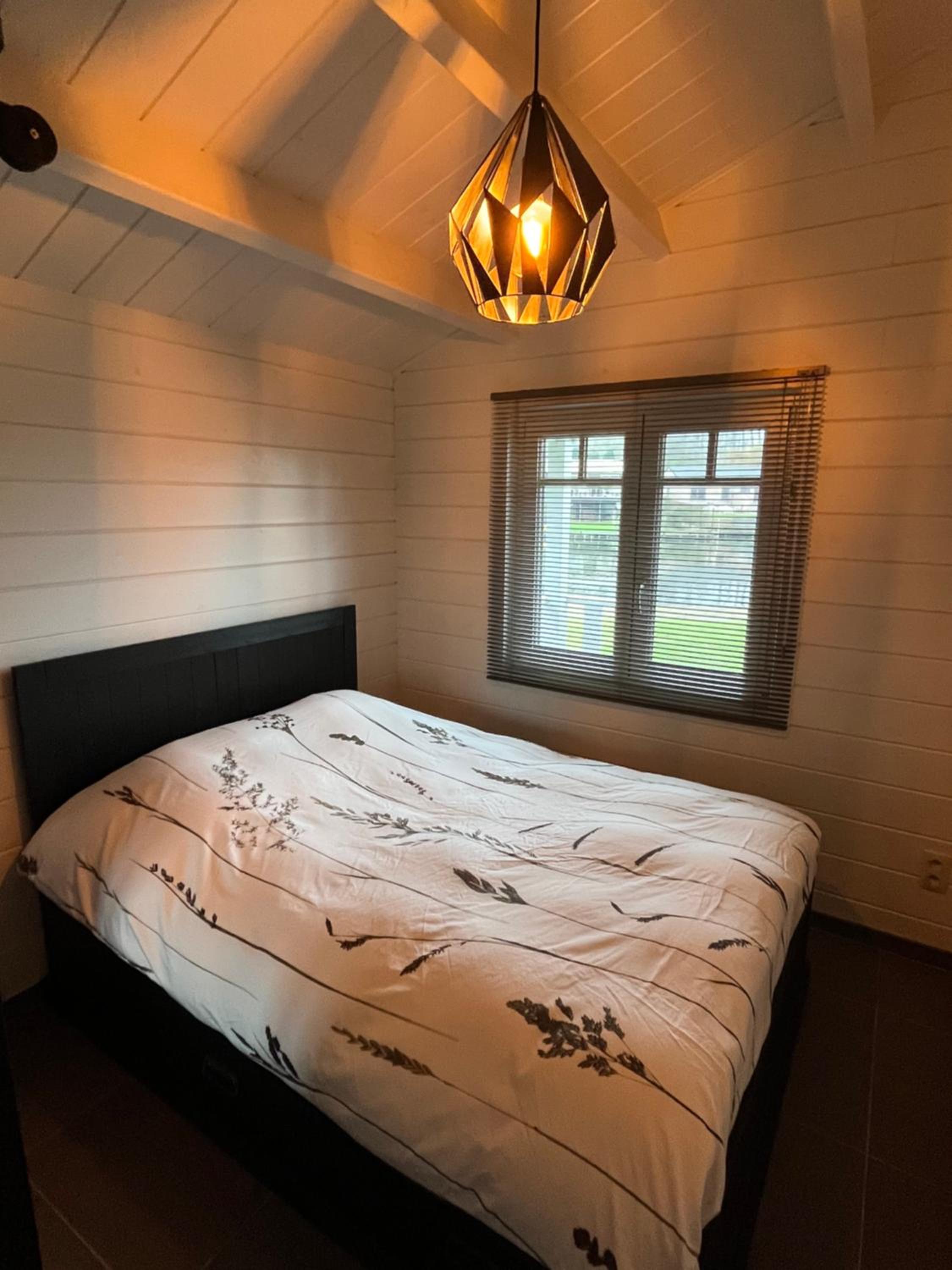 Welkom bij Mario, Een charmante Chalet gelegen aan een vijver in bosrijke omgeving waar je tot rust kan komen.
