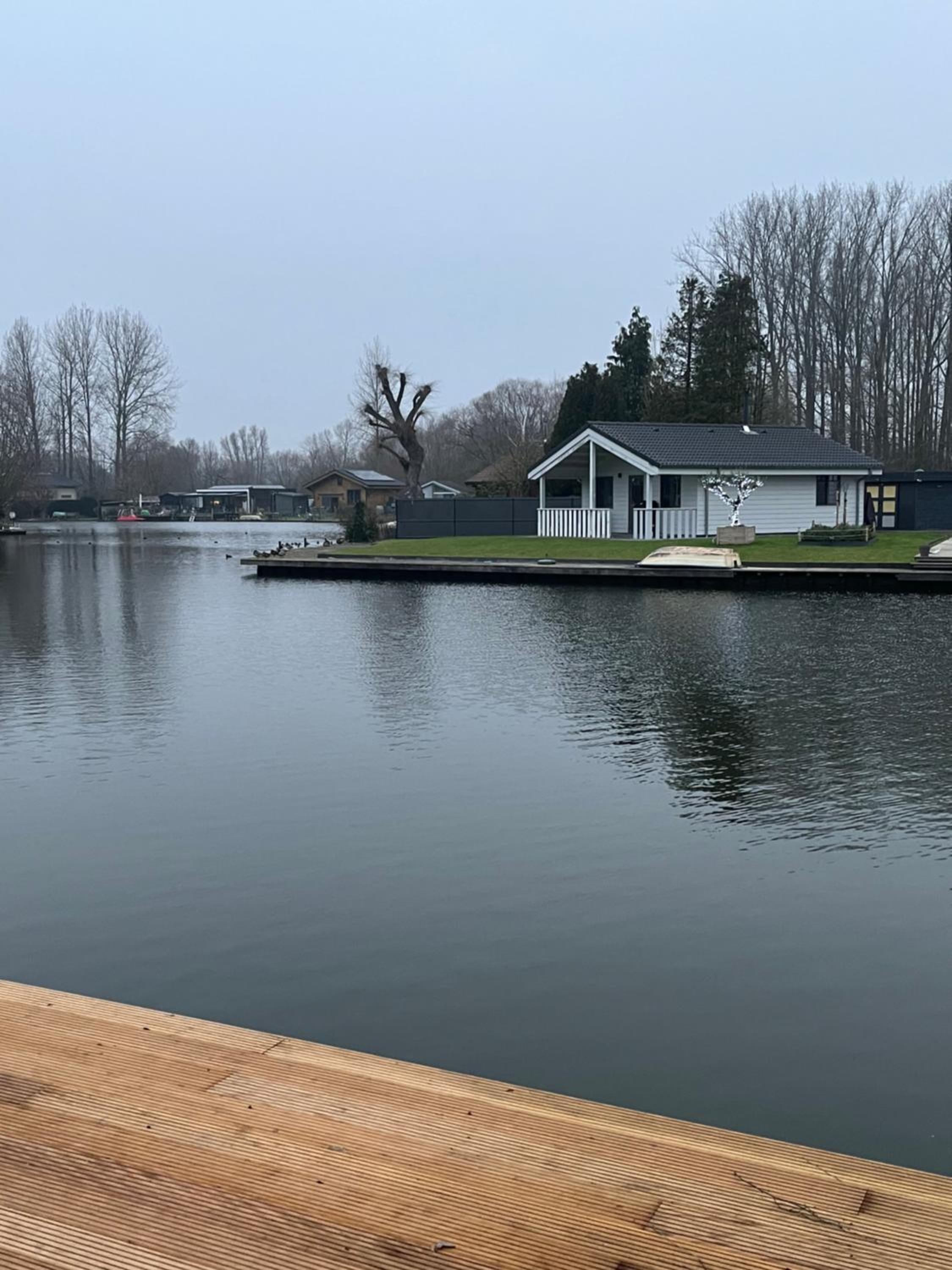 Welkom bij Mario, Een charmante Chalet gelegen aan een vijver in bosrijke omgeving waar je tot rust kan komen.