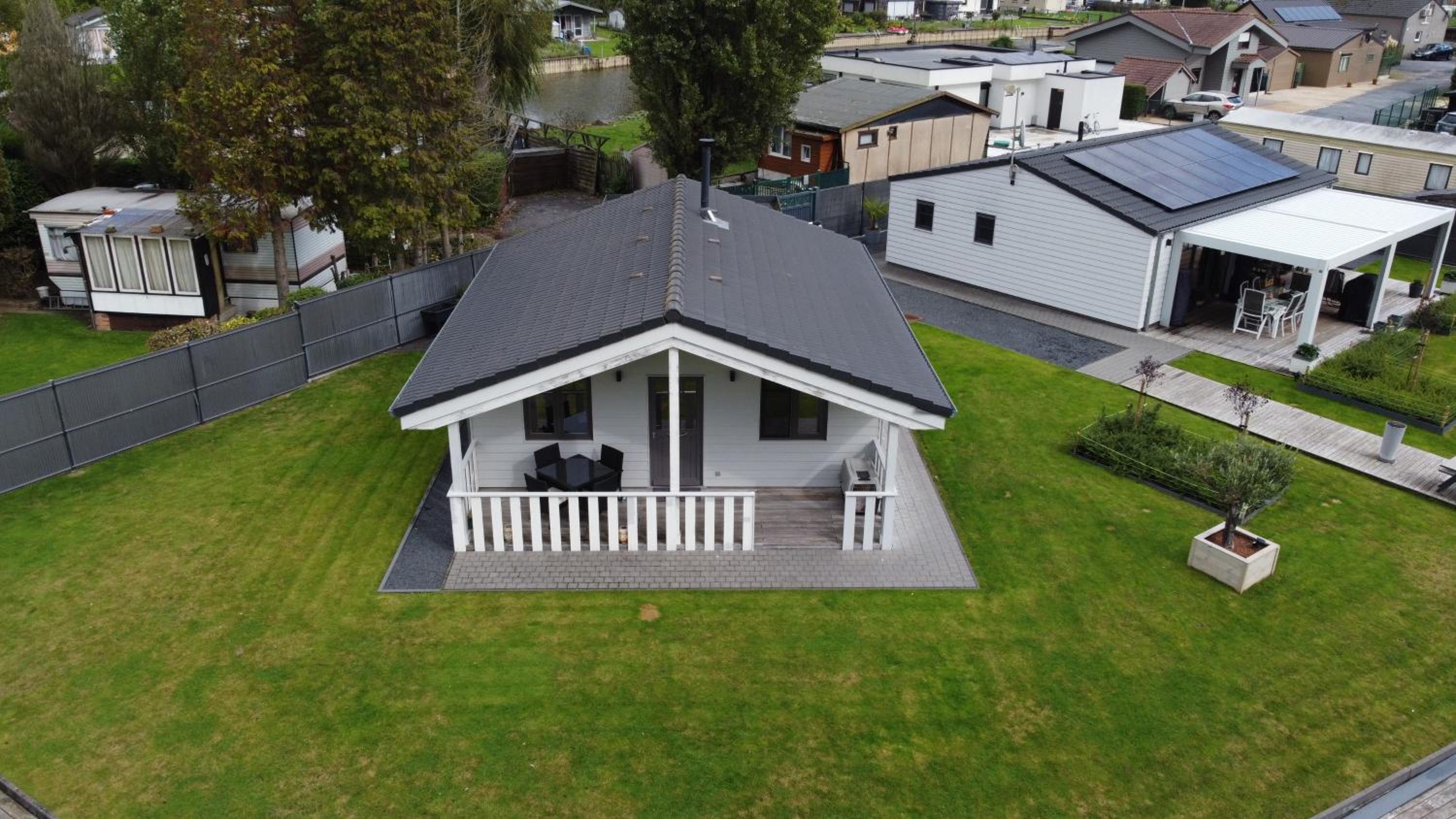 Welkom bij Mario, Een charmante Chalet gelegen aan een vijver in bosrijke omgeving waar je tot rust kan komen.