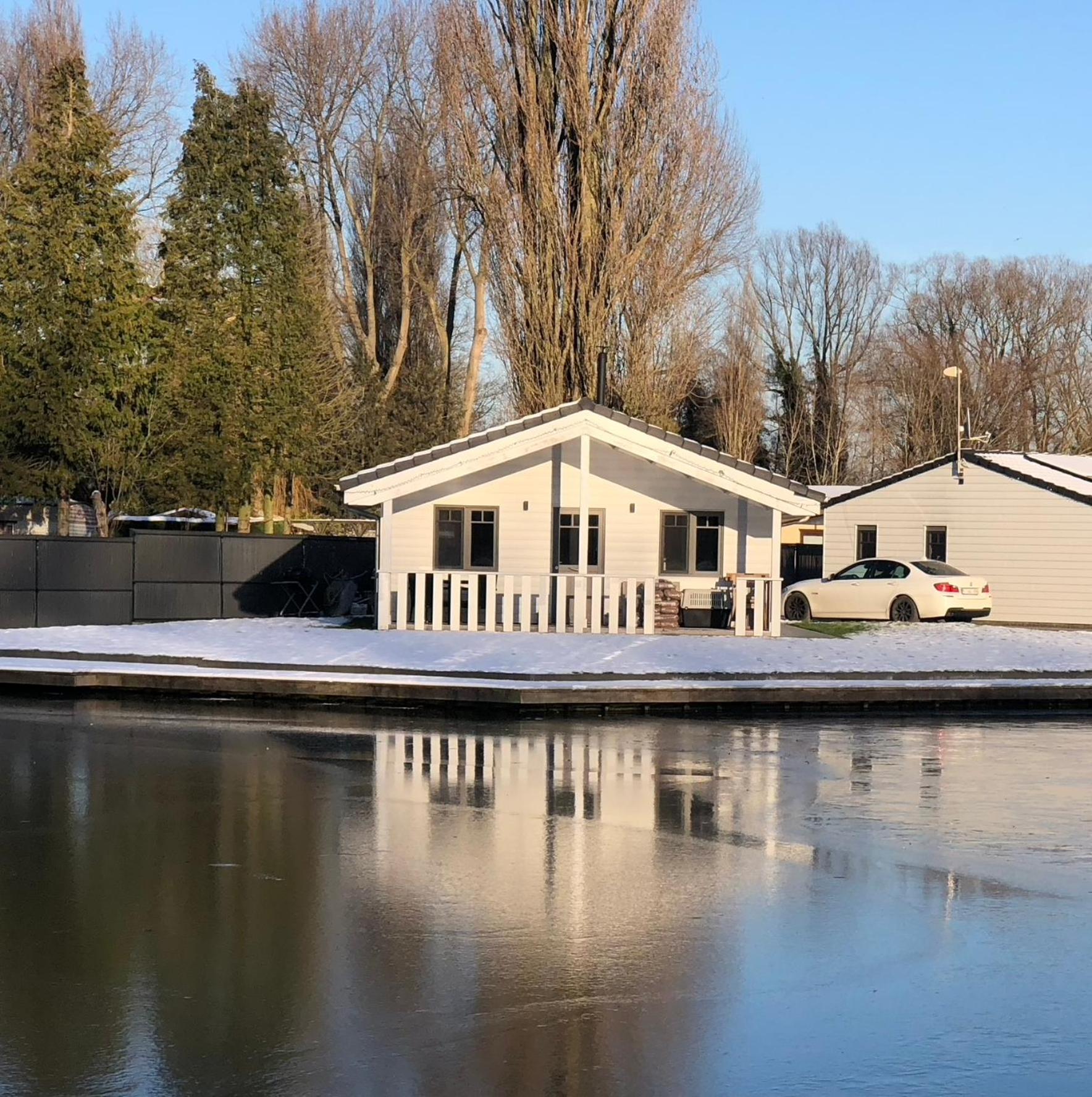 Welkom bij Mario, Een charmante Chalet gelegen aan een vijver in bosrijke omgeving waar je tot rust kan komen.
