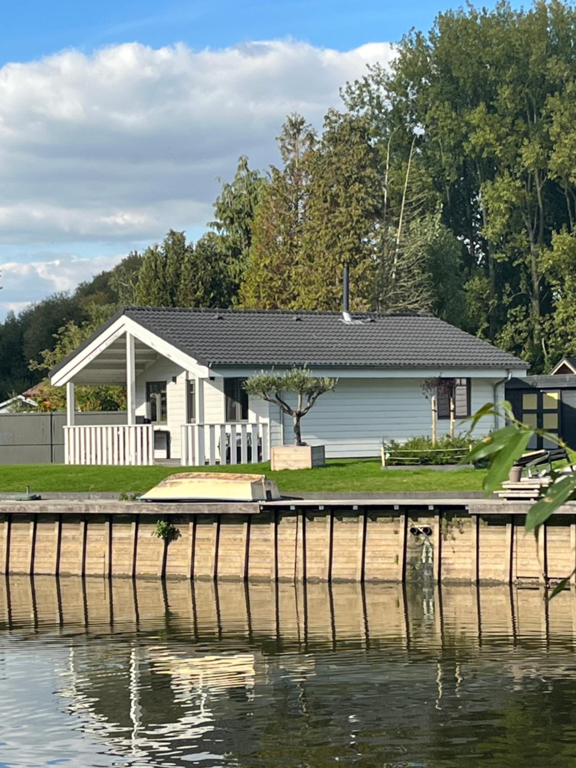 Welkom bij Mario, Een charmante Chalet gelegen aan een vijver in bosrijke omgeving waar je tot rust kan komen.