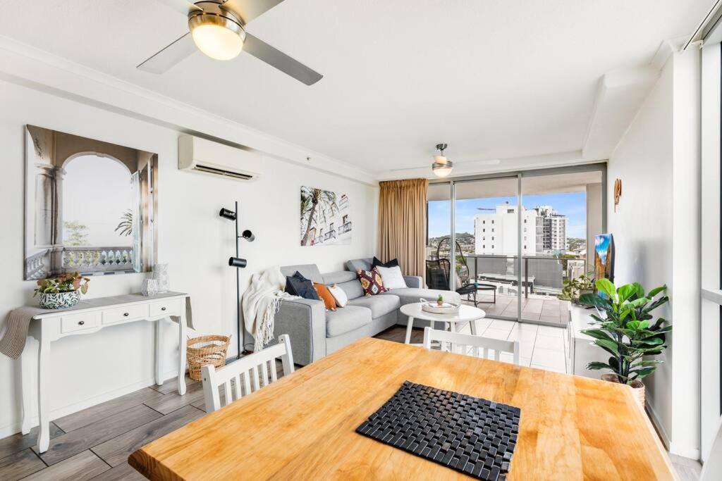 Spacious Inner city Apartment with free parking
