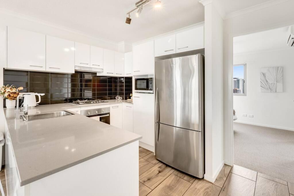 Spacious Inner city Apartment with free parking