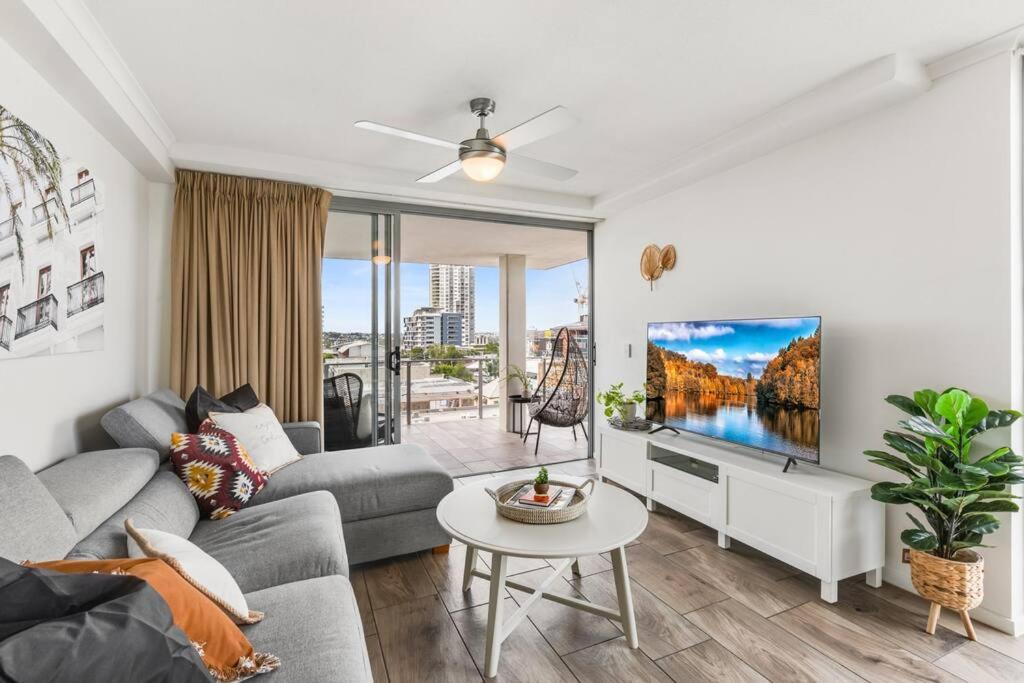 Spacious Inner city Apartment with free parking