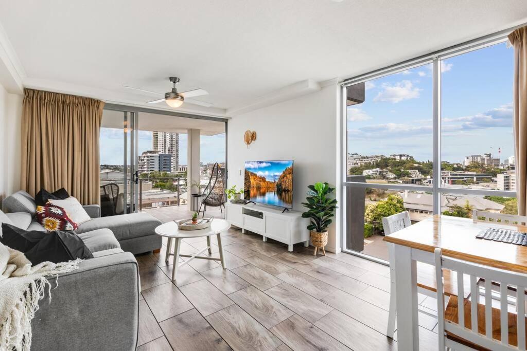 Spacious Inner city Apartment with free parking
