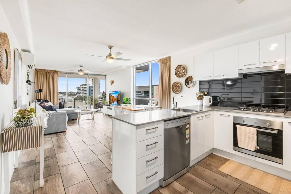 Spacious Inner city Apartment with free parking