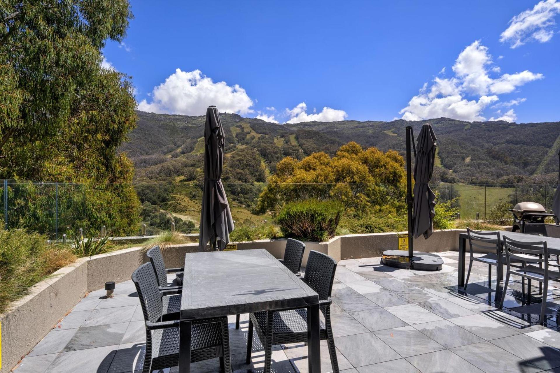 Hotel Lantern 1 Bedroom terrace with car space and mountain view - Image 1