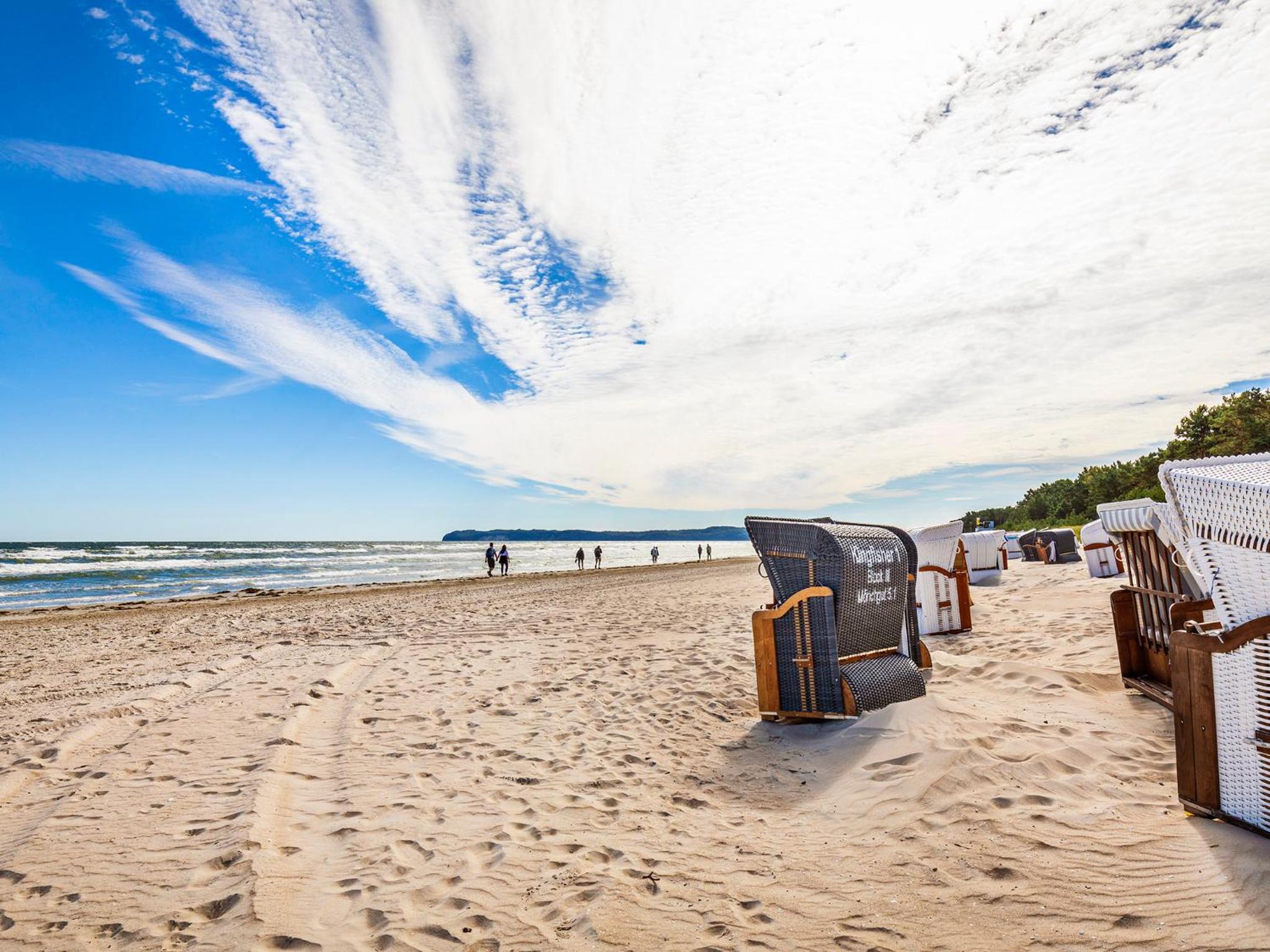 Prora - Ferienwohnung mit Dachterrasse, Balkon, 2 Strandkoerben am Strand und Waschmaschine - Kingfisher