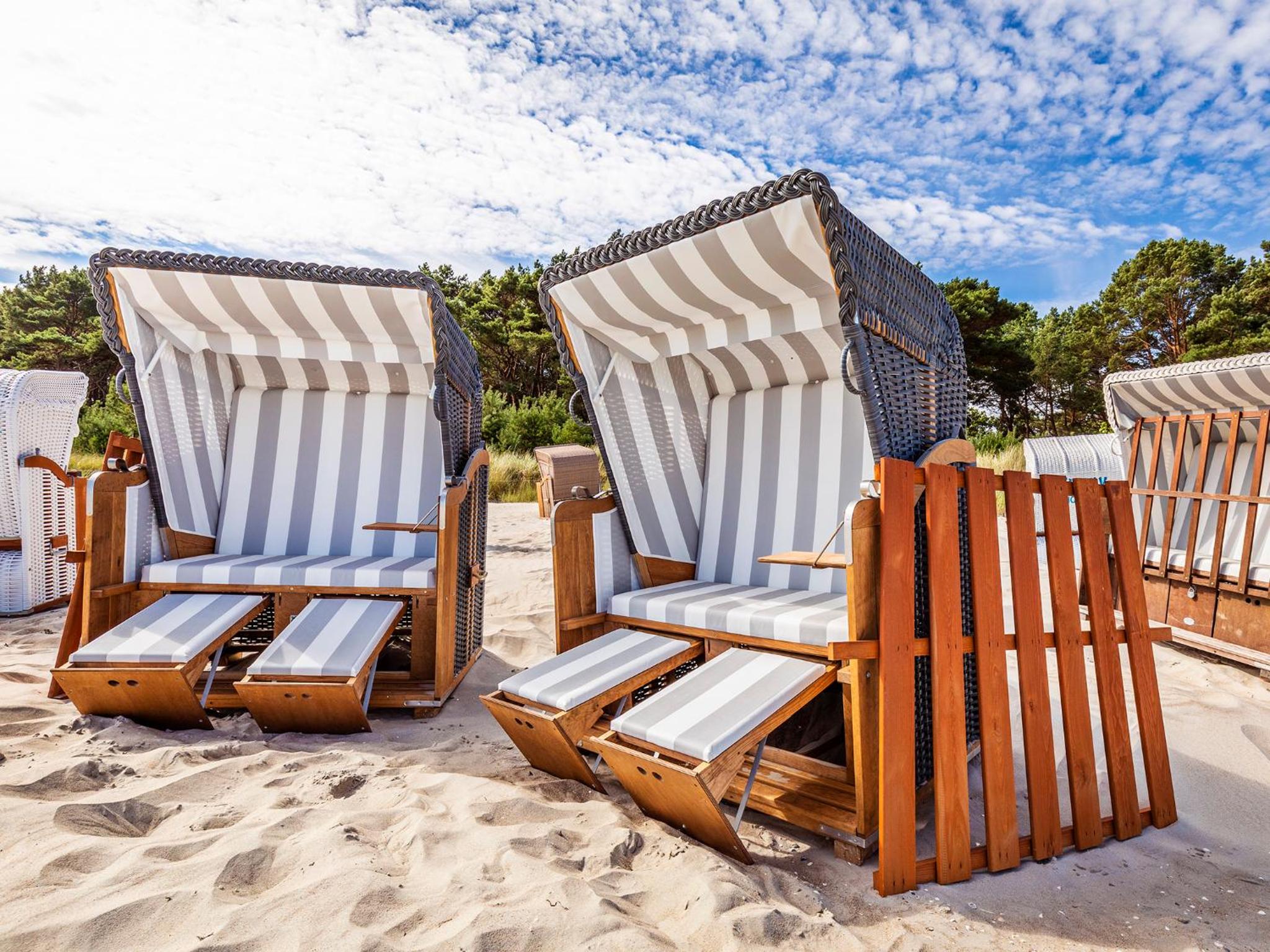 Prora - Ferienwohnung mit Dachterrasse, Balkon, 2 Strandkoerben am Strand und Waschmaschine - Kingfisher
