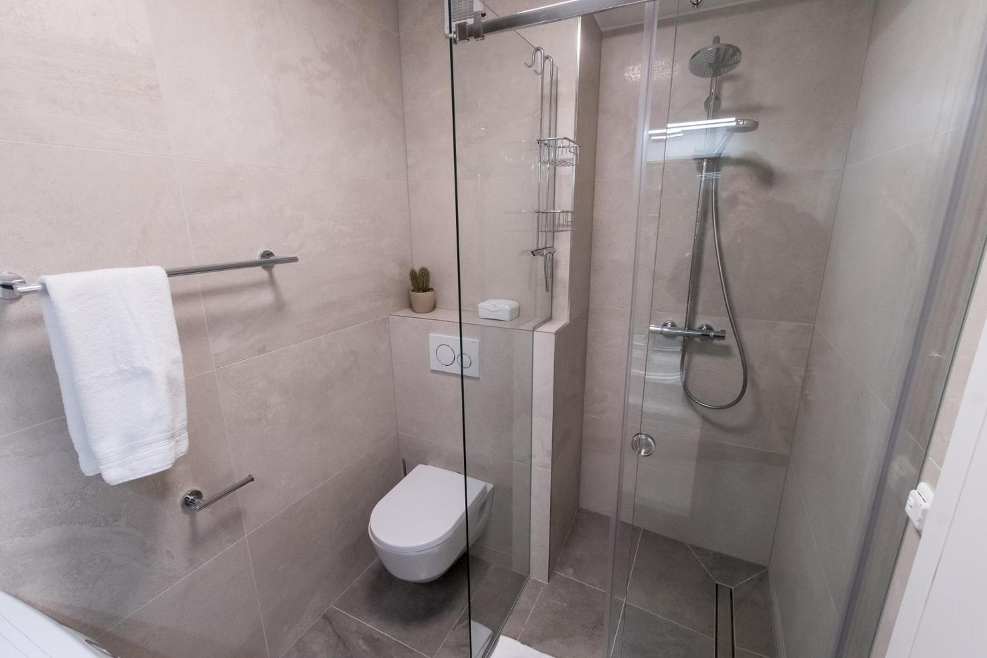 Mark's place Luxury Apartment with free private garage view 2