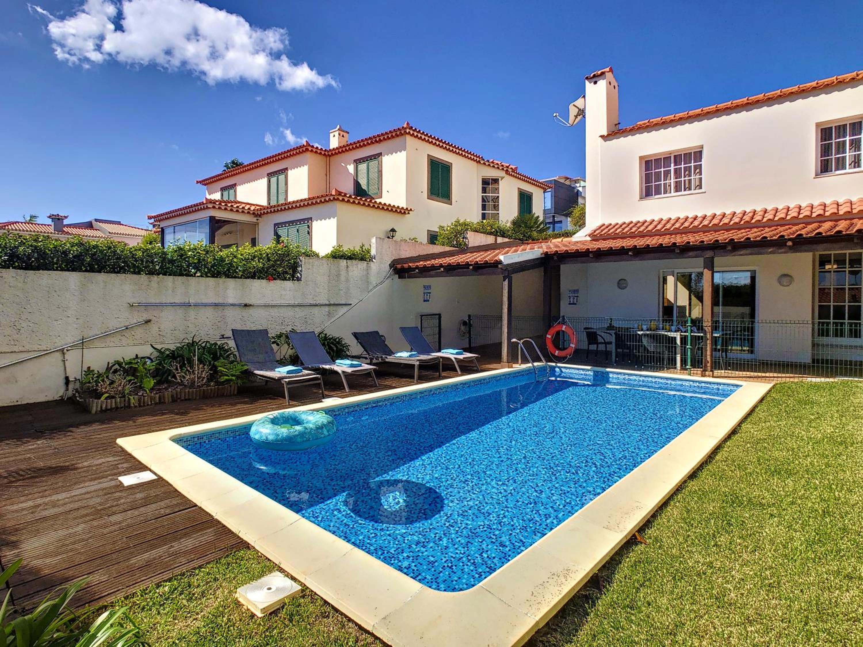 Villa Garajau by LovelyStay