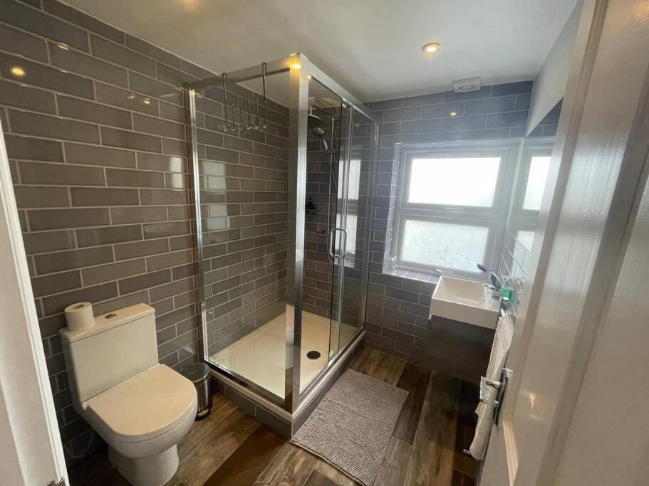Light and Modern 2BR 1.5BA, newly refurbished! view 3