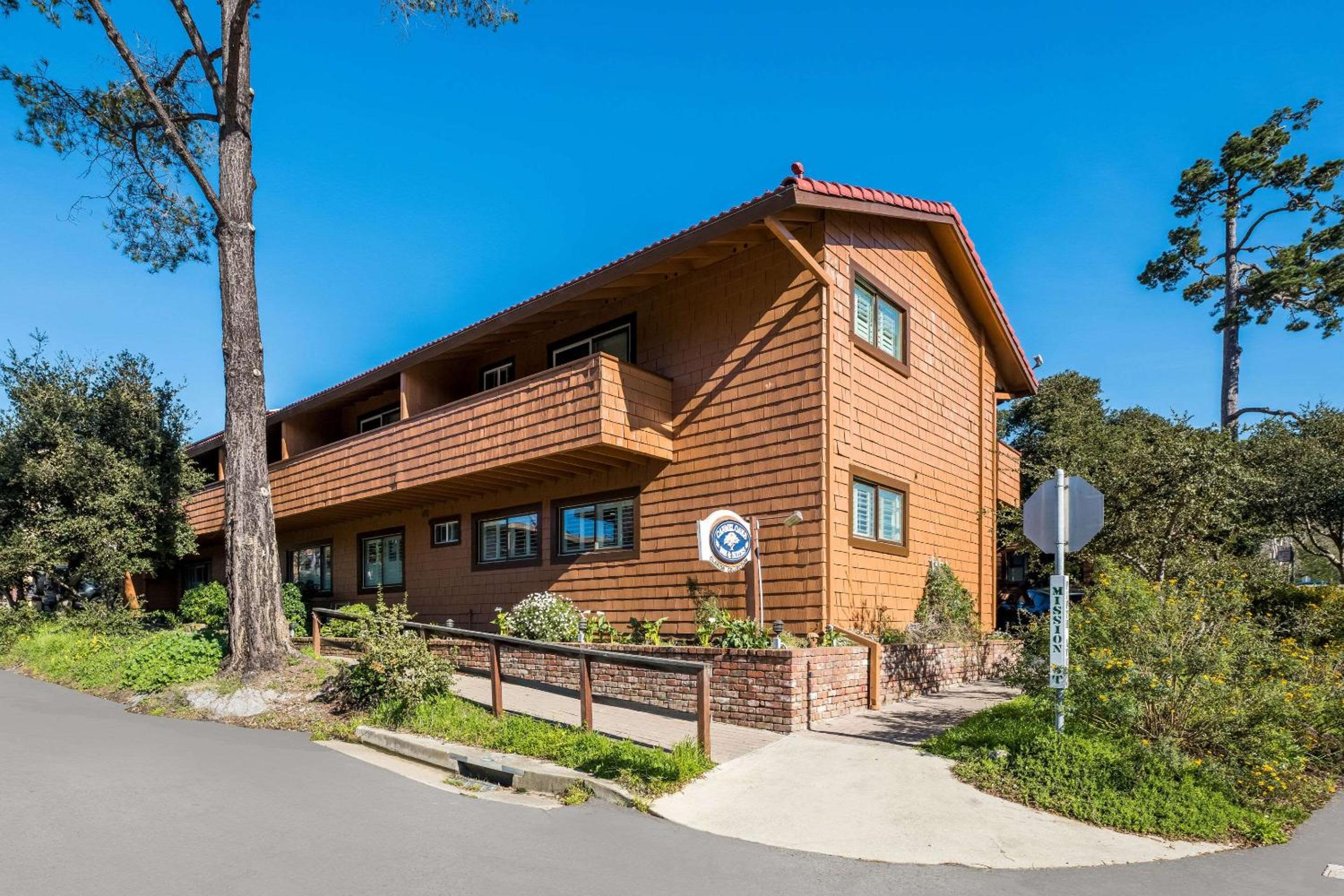 Monterey Vacations - Clarion Collection Carmel Oaks Inn - Property Image 1