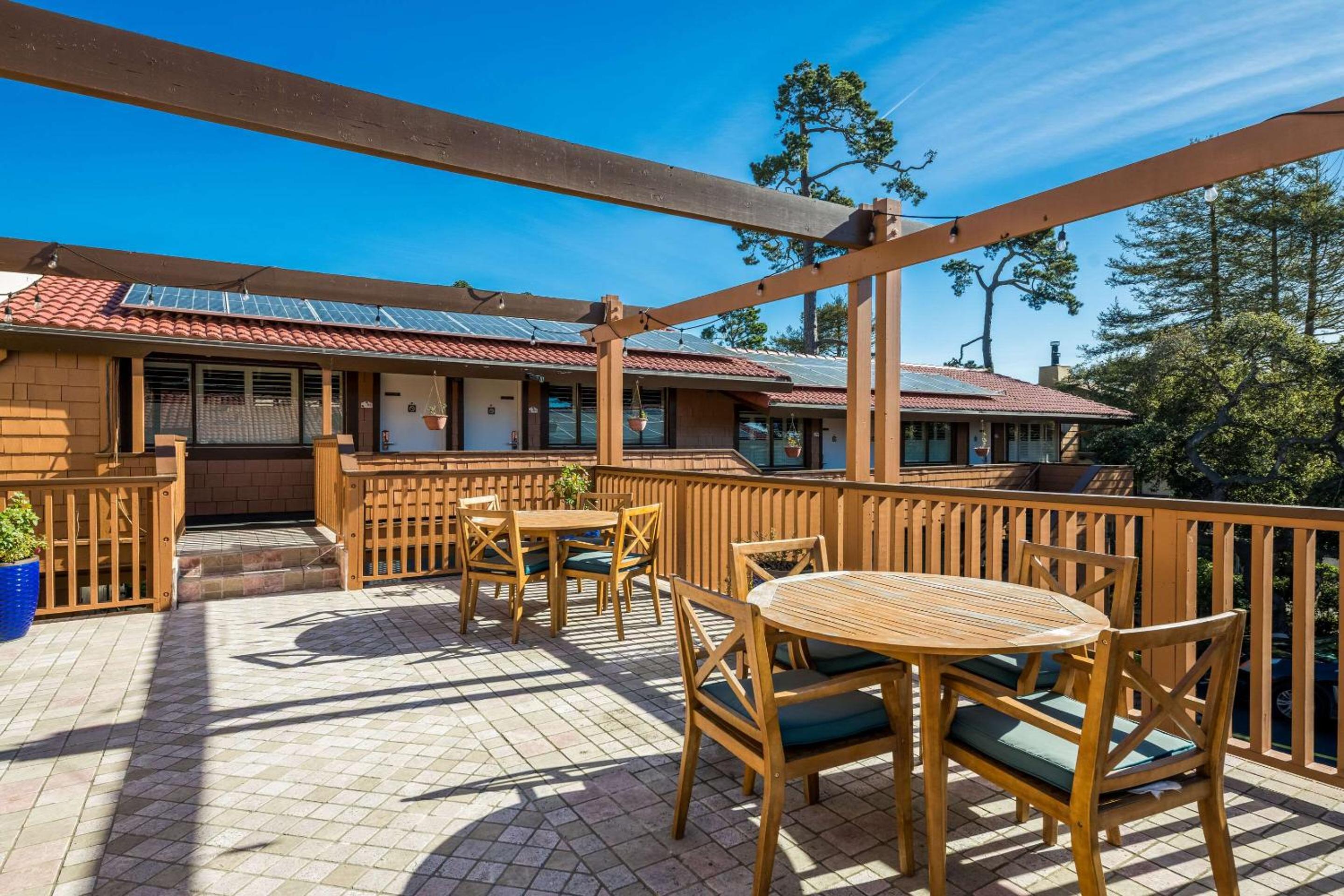 Monterey Vacations - Clarion Collection Carmel Oaks Inn - Property Image 3