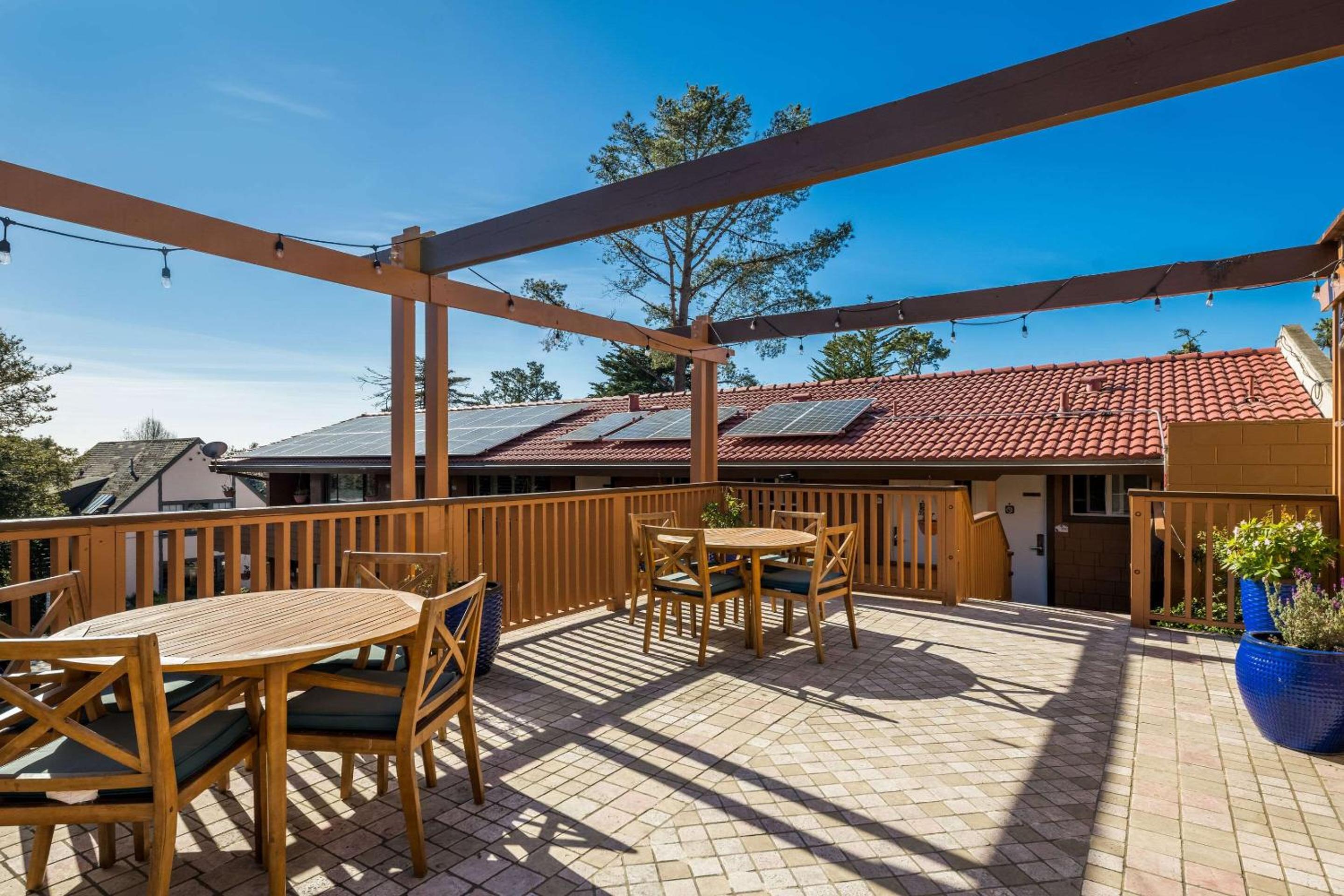 Monterey Vacations - Clarion Collection Carmel Oaks Inn - Property Image 4