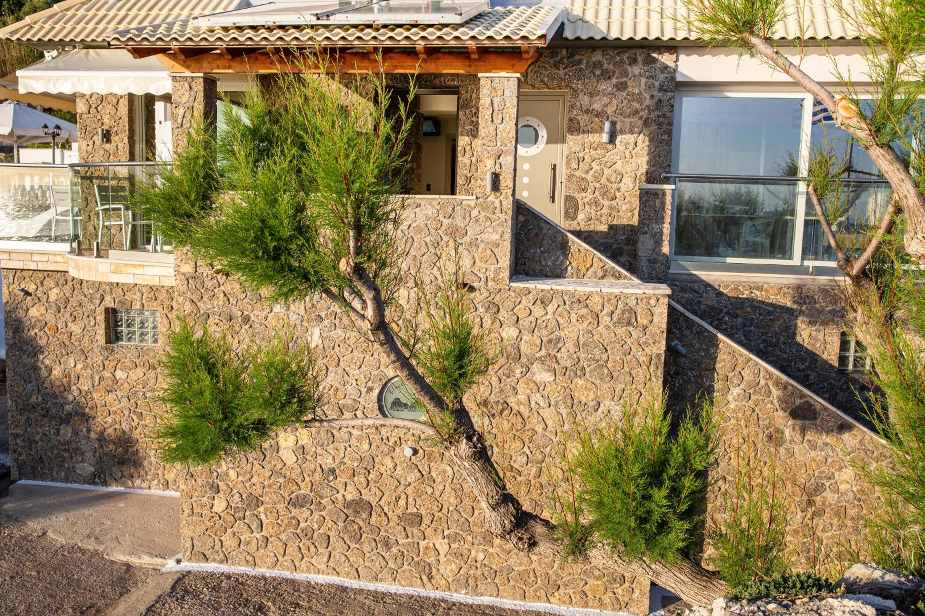 Hotel Black Rocks Luxury Seafront Beach Suite - Image 1