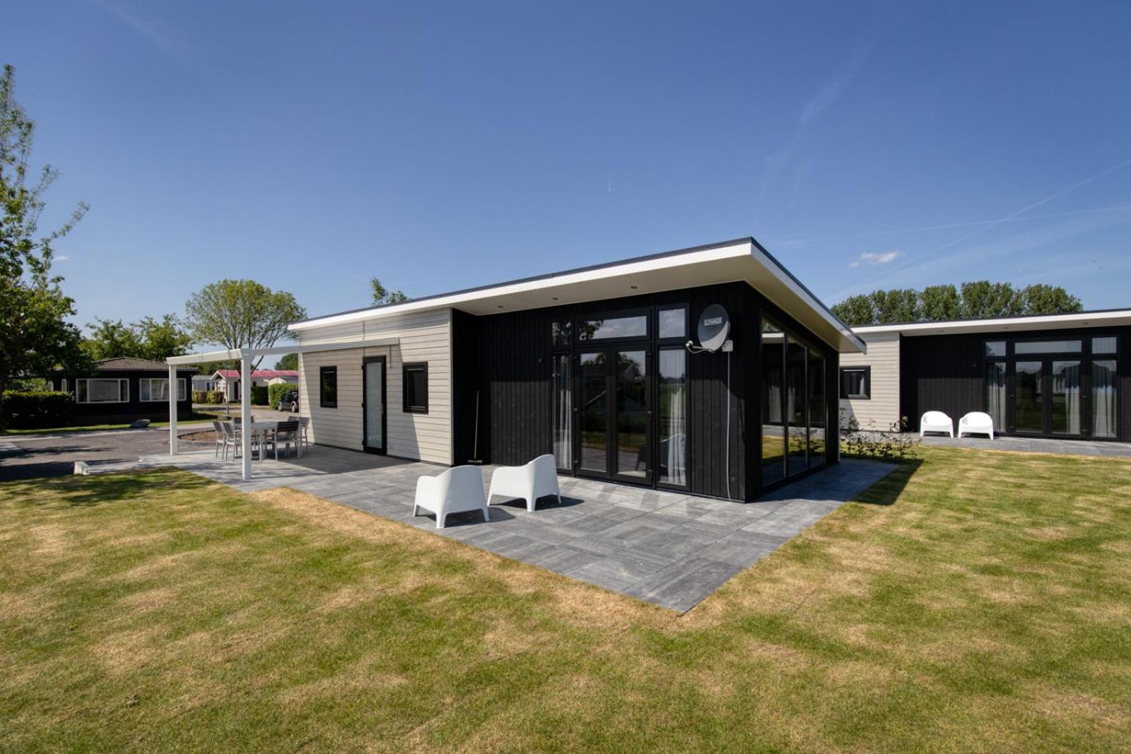Recreatiepark Jachthaven De Veerstal Lathum - Luxe Chalet view 2