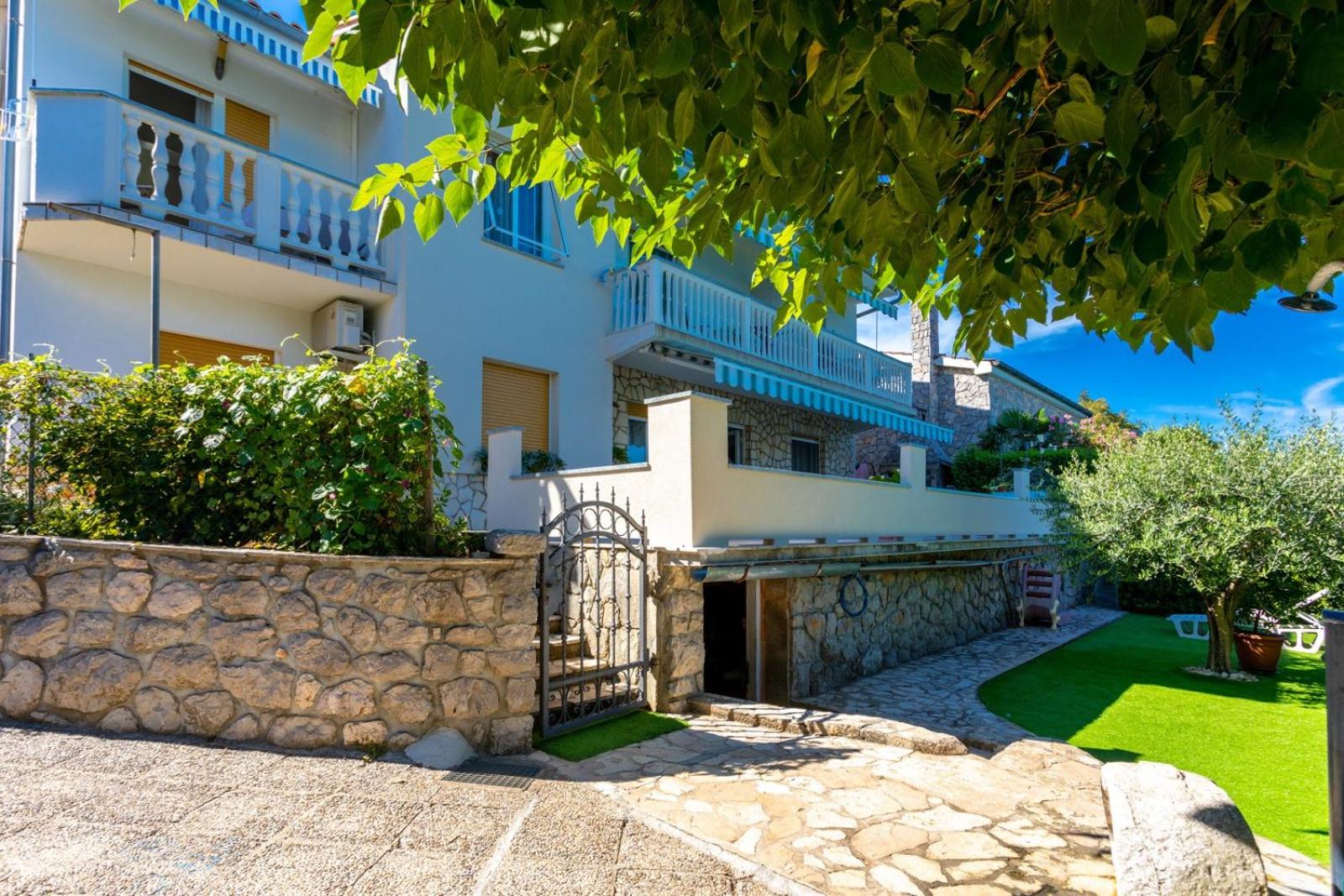 Apartments Dinka Vantačići view 3