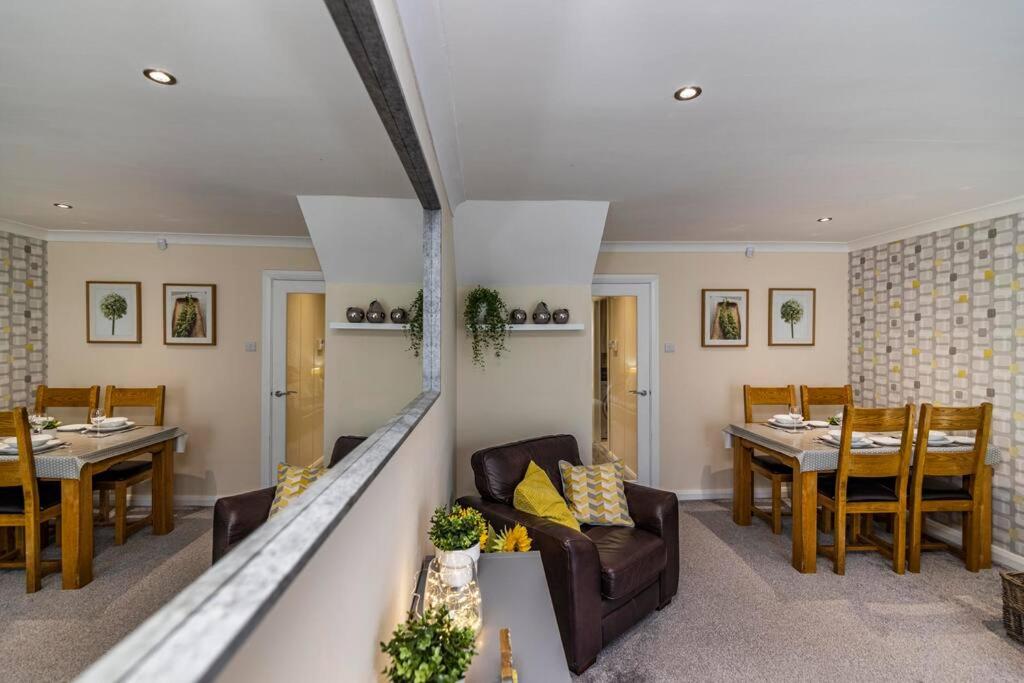Entire House with Private Garden and Driveway, Close to City Hospital and City Centre view 3