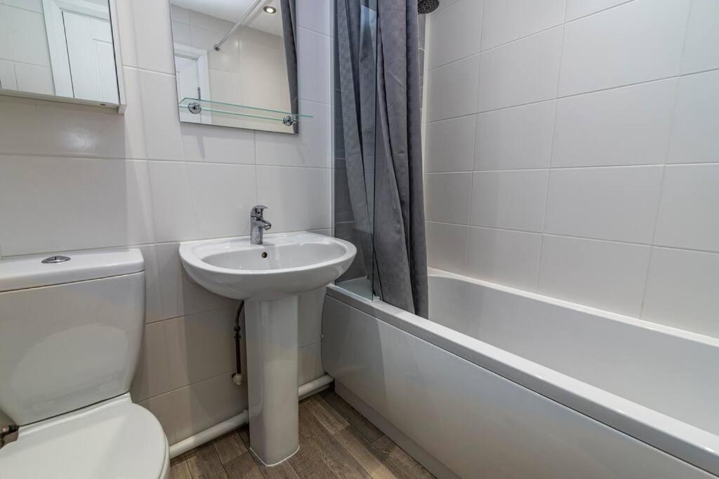 Entire House with Private Garden and Driveway, Close to City Hospital and City Centre view 4