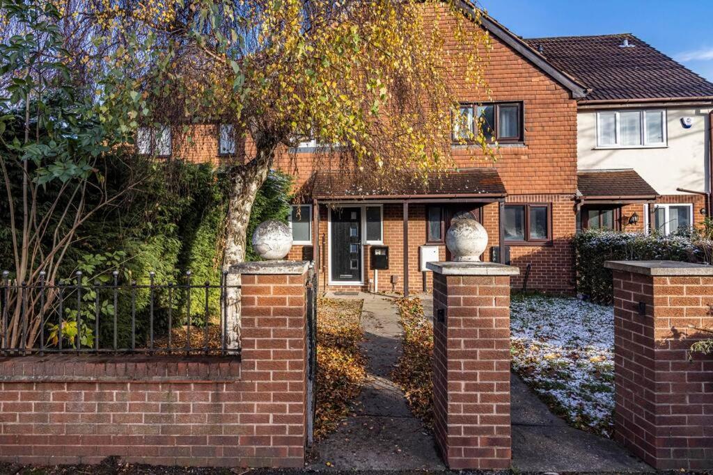 Entire House with Private Garden and Driveway, Close to City Hospital and City Centre view 5