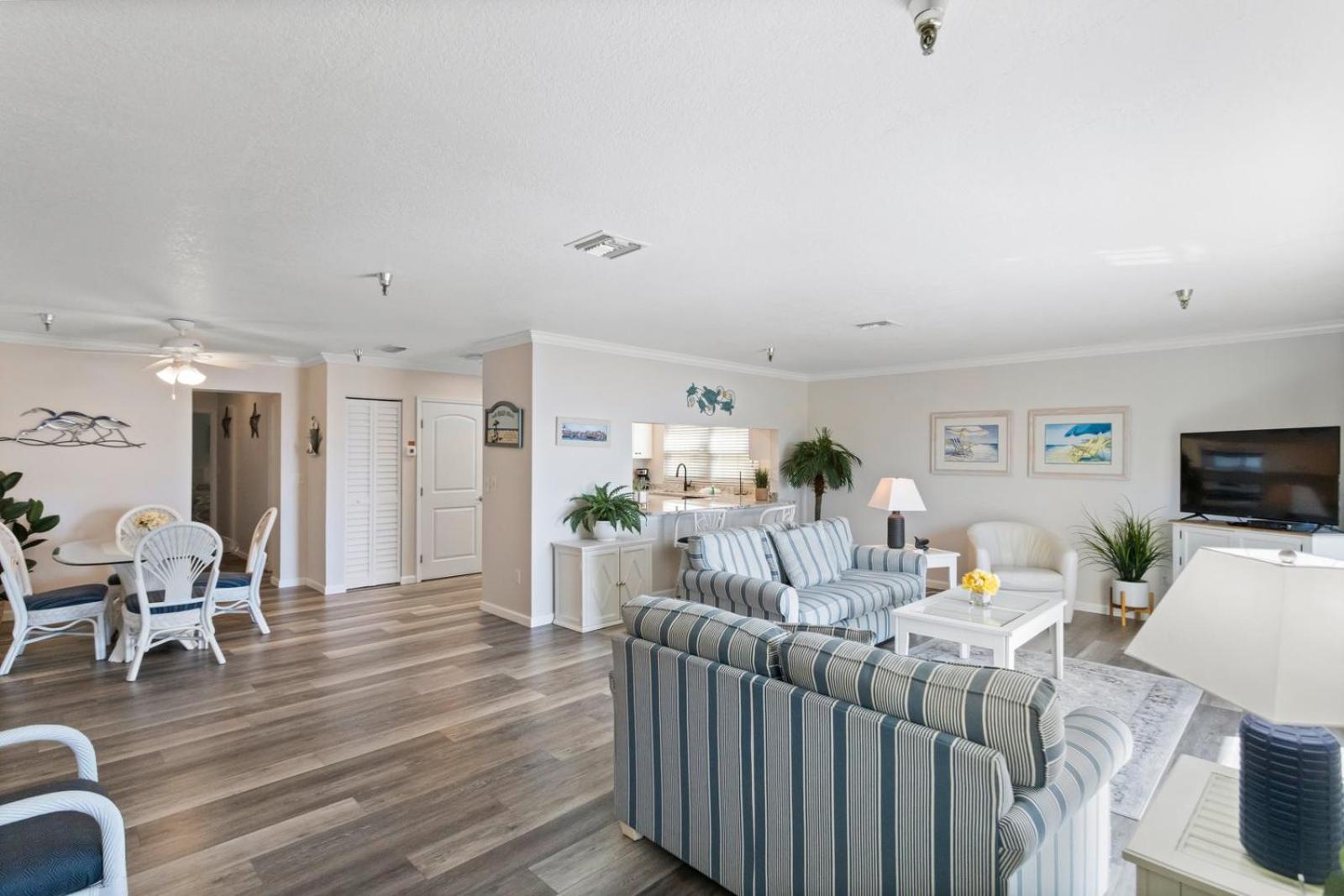 Direct Oceanfront - 4 Queen Beds - Surf Song #241