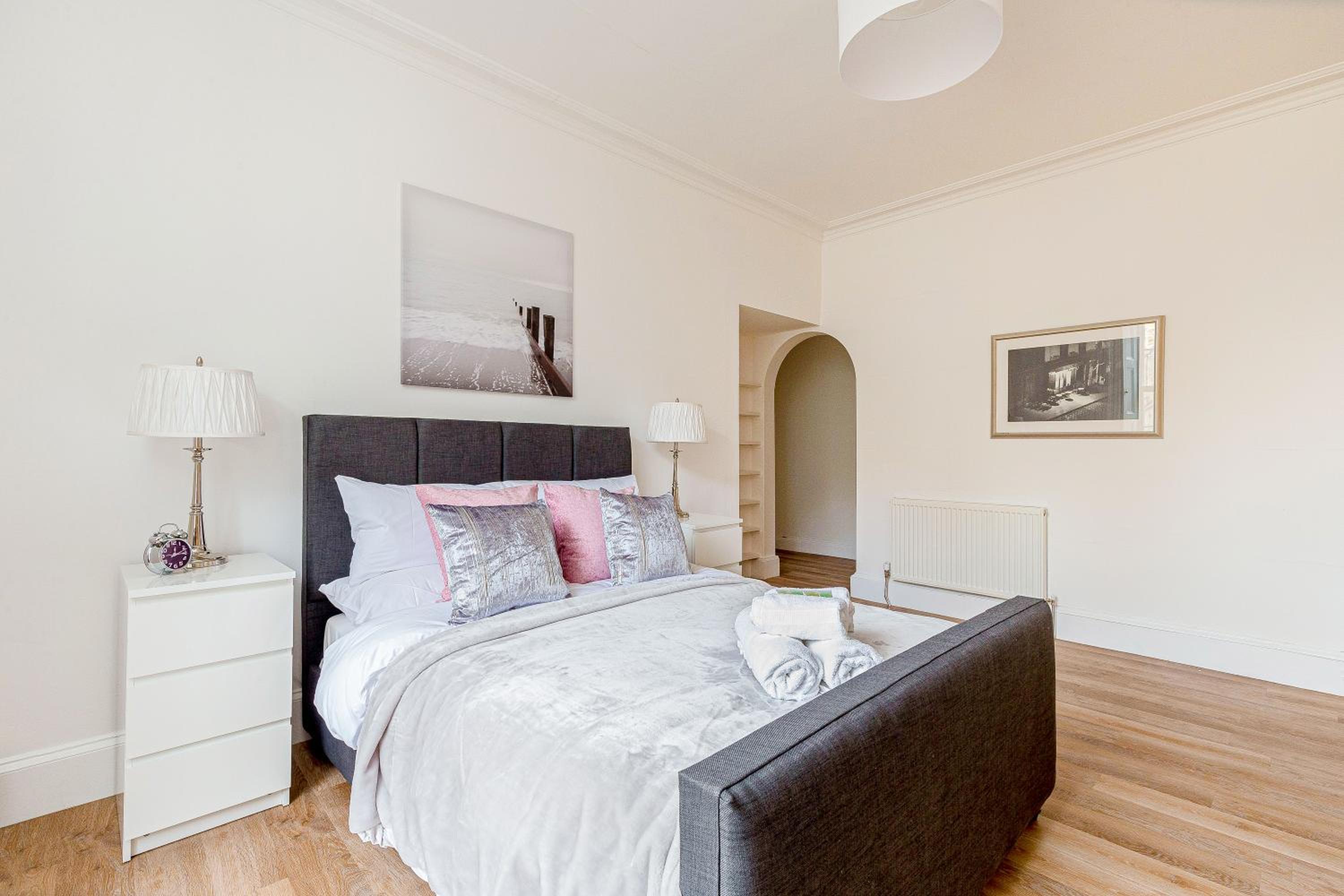 Heart of Edinburgh City Centre 3 Bed Georgian Apt view 5
