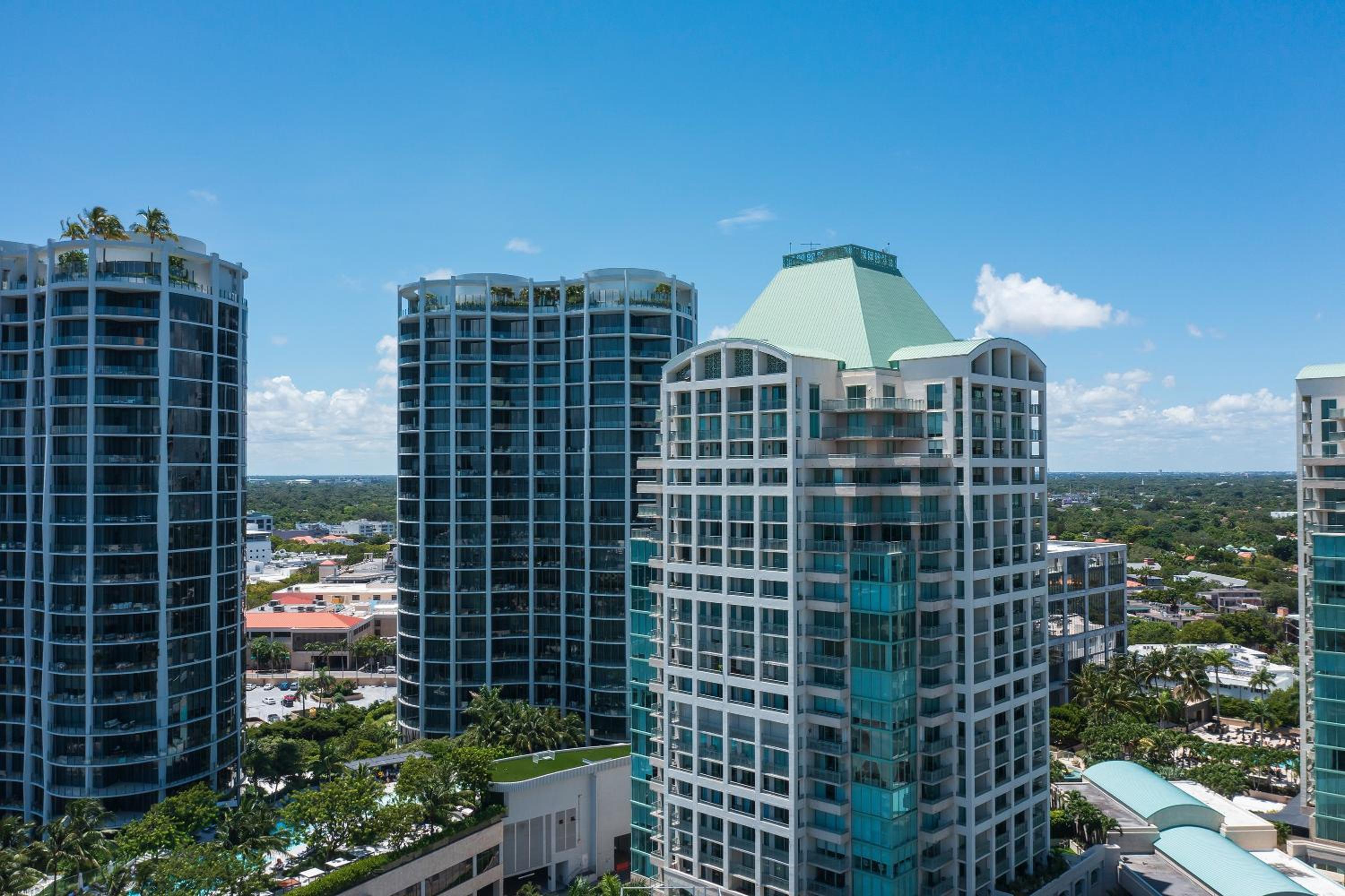 Ritz Carlton Coconut Grove Luxury 2 BR Apt apts
