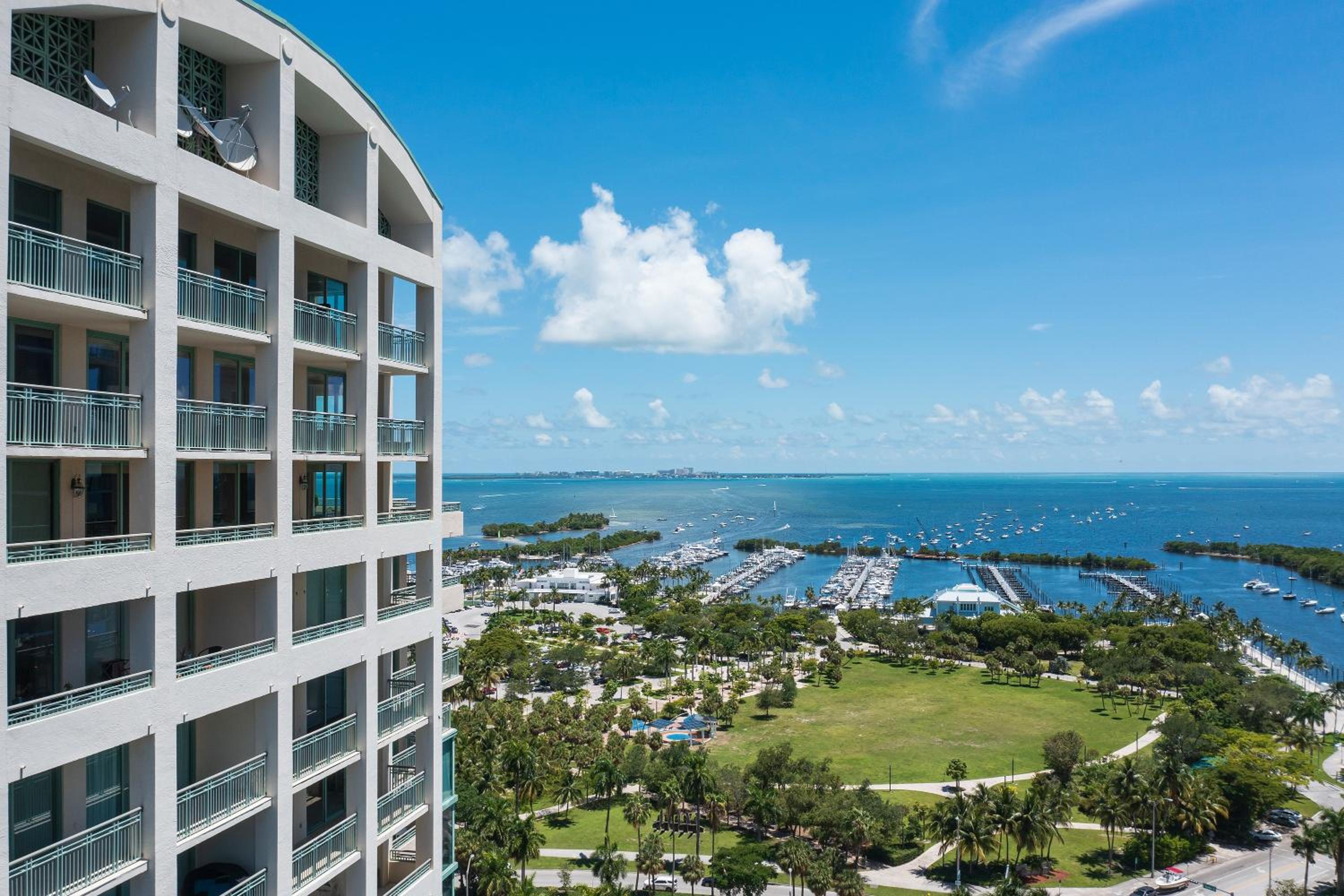 Ritz Carlton Coconut Grove Luxury 2 BR Apt apts