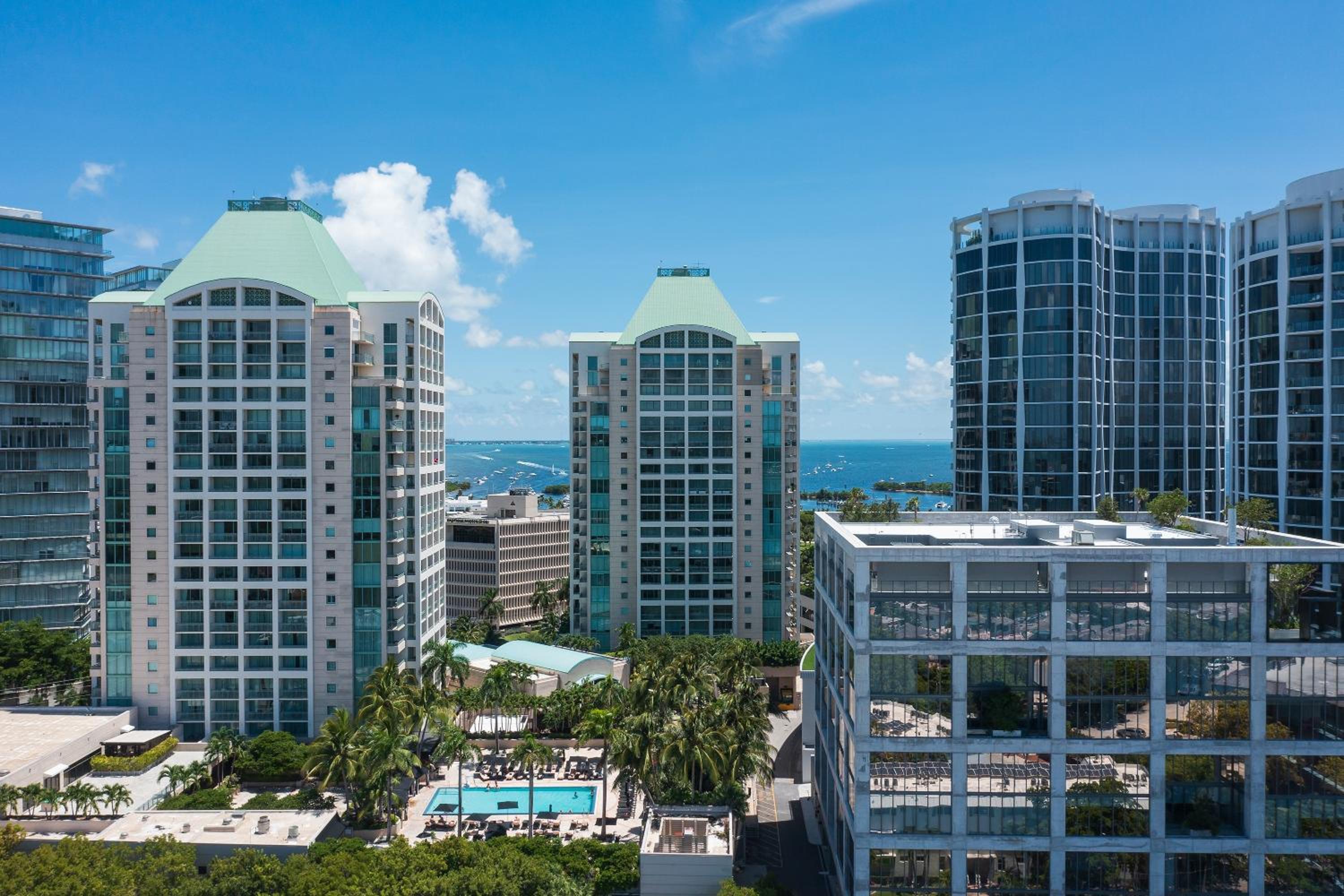 Ritz Carlton Coconut Grove Luxury 2 BR Apt apts