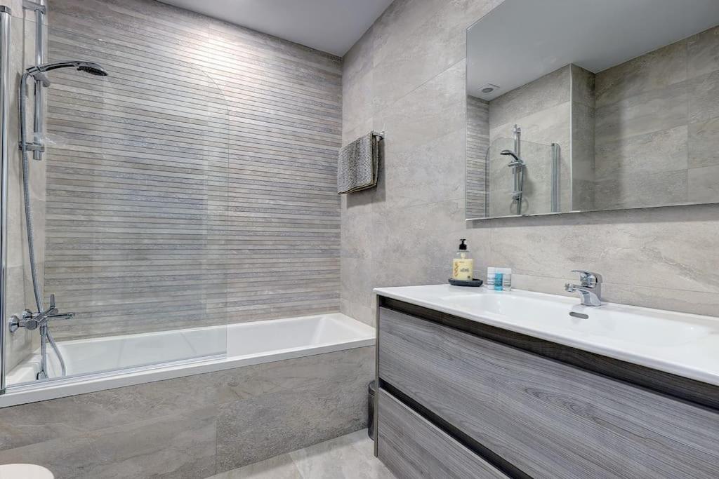 Stylish Penthouse Duplex at Matchroom Country Club
