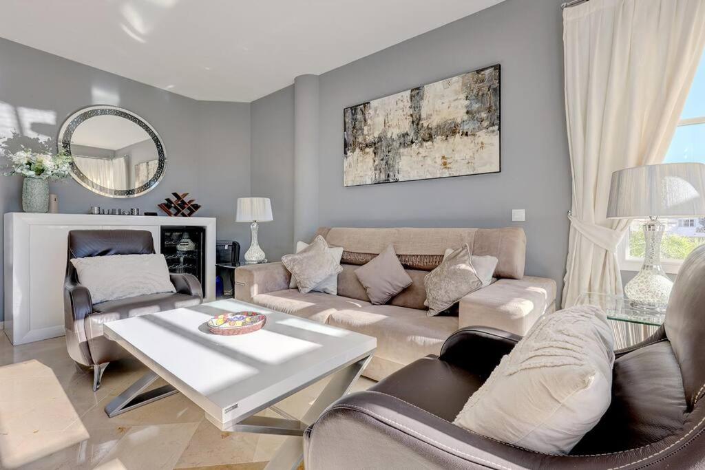 Stylish Penthouse Duplex at Matchroom Country Club