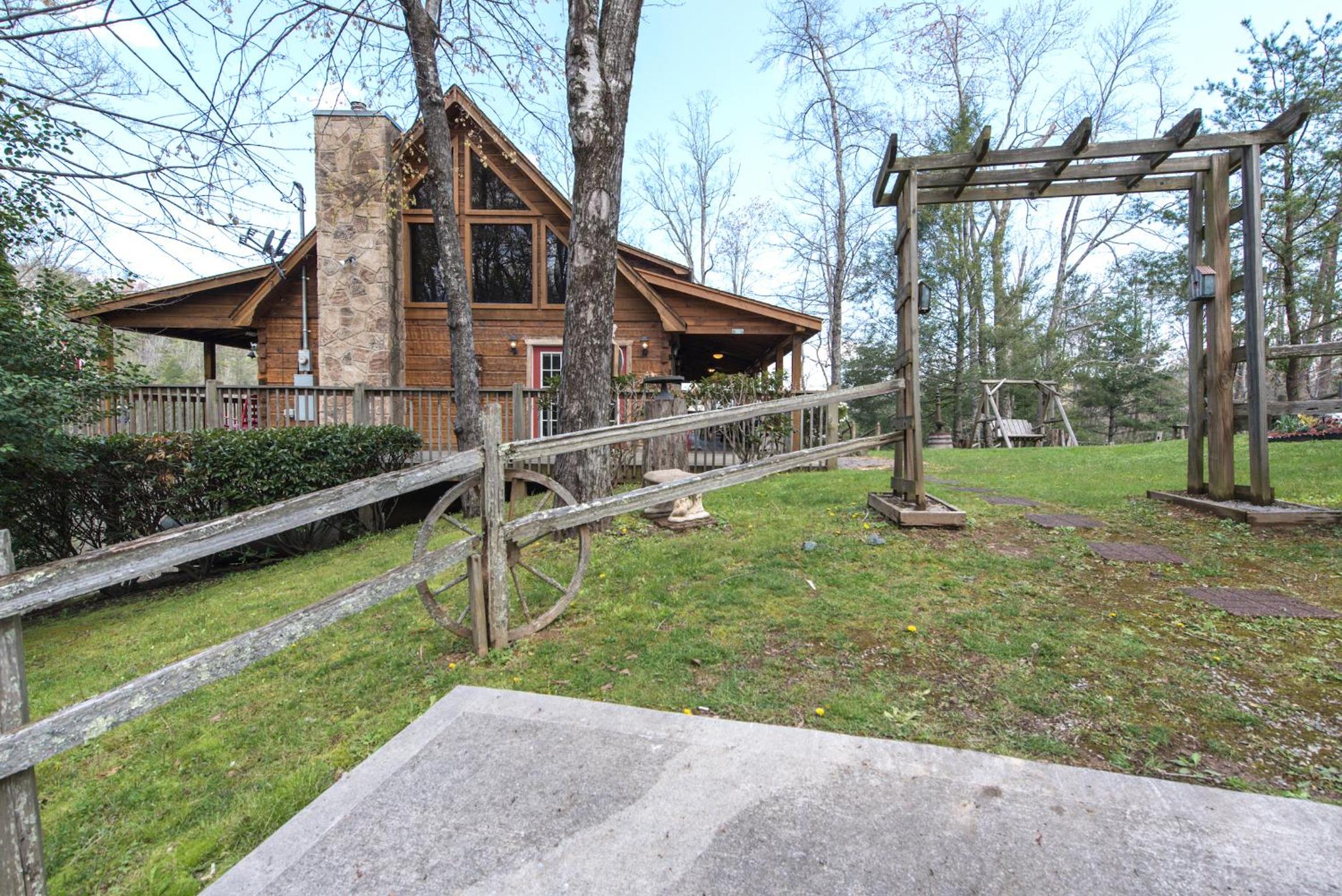 Lazy Cub Lodge view 3