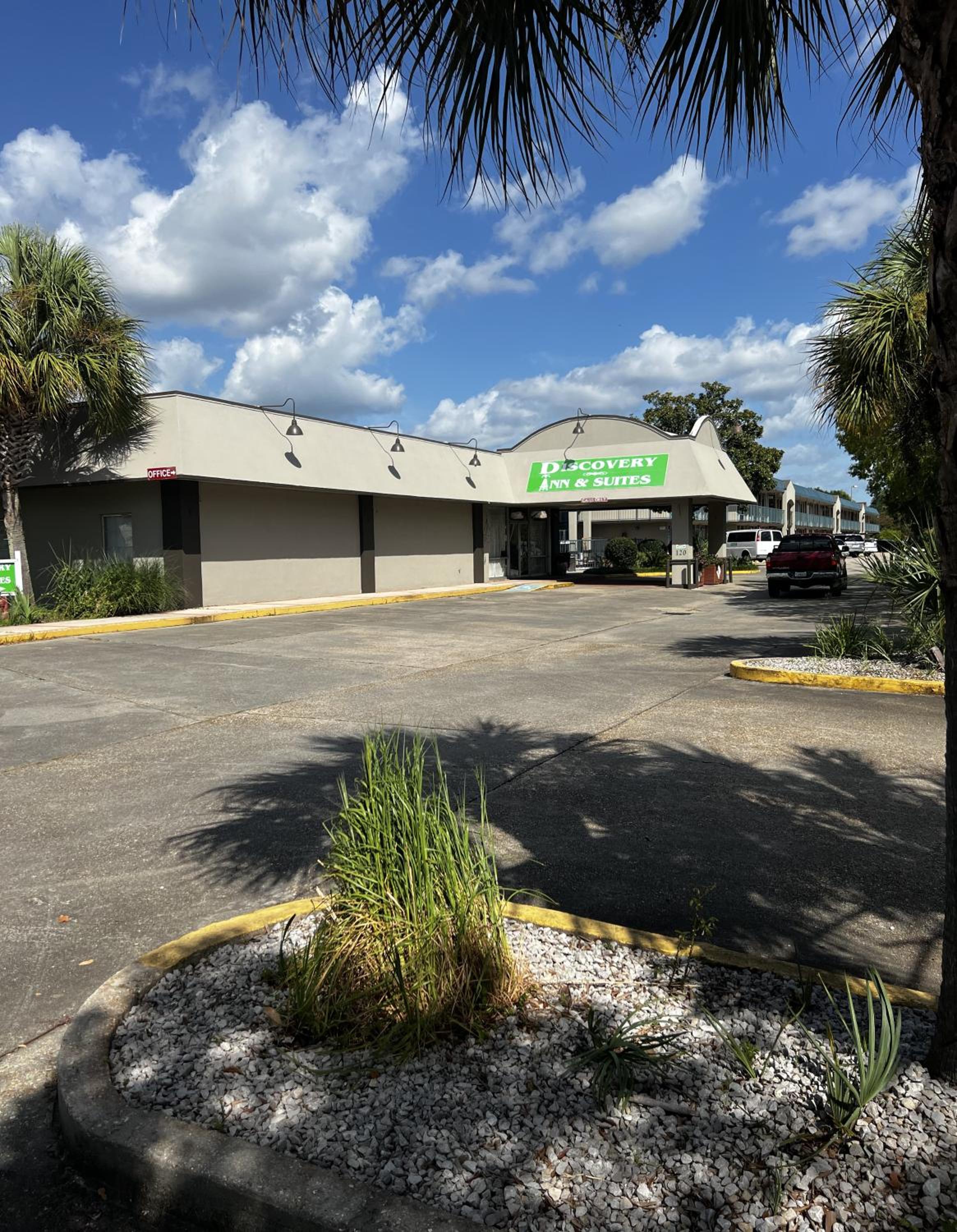 Hotel Discovery Inn Lafayette - Image 1