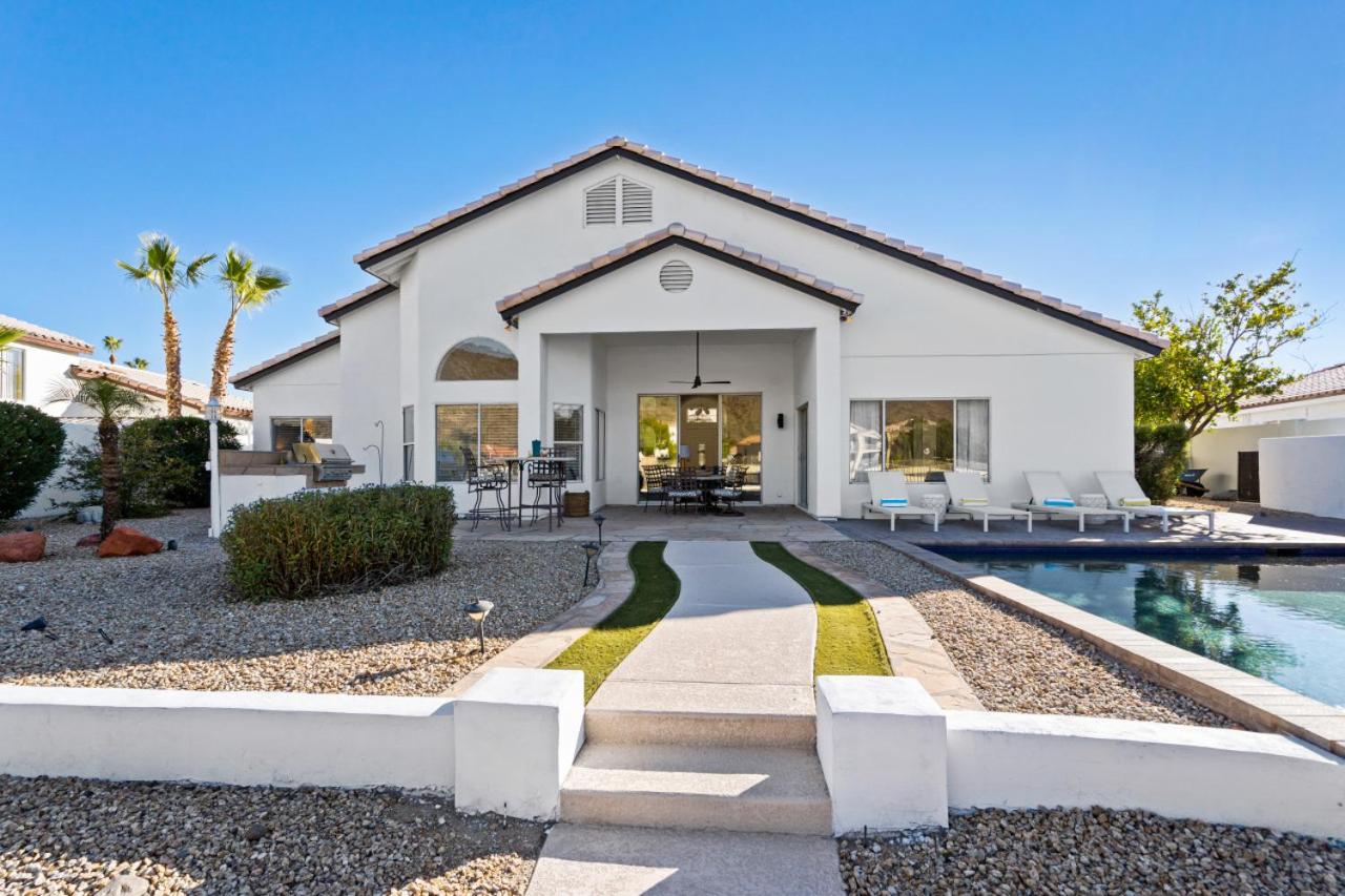 Waterside - Lavish Lakeside Property with Heated Pool and Pontoon Boat