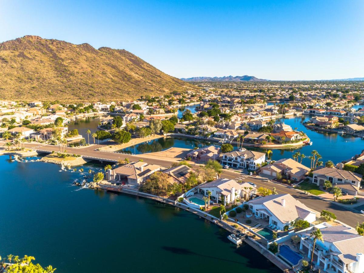 Waterside - Lavish Lakeside Property with Heated Pool and Pontoon Boat