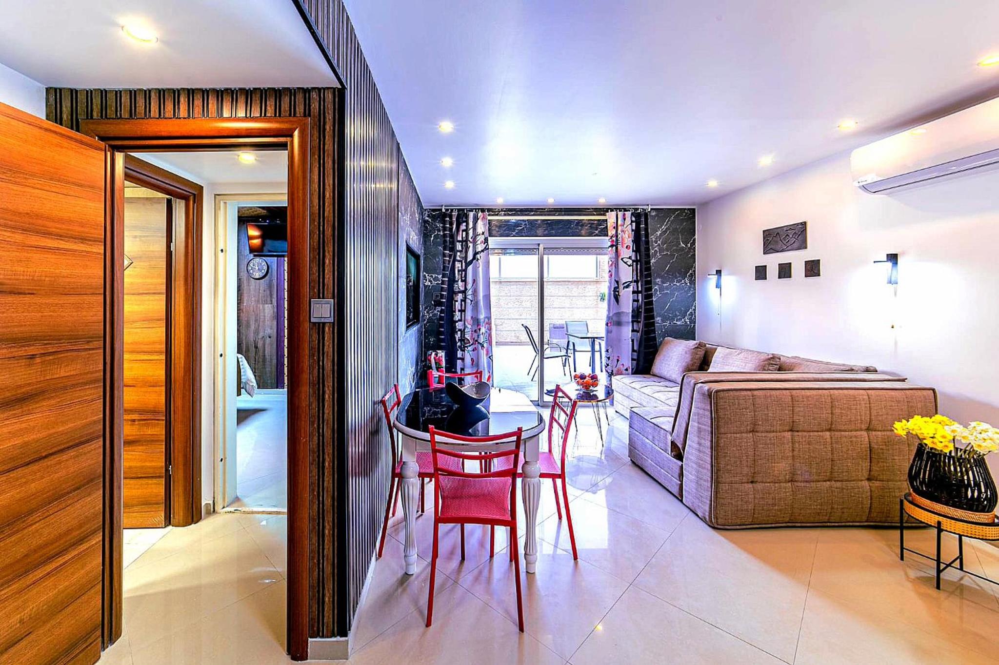 Milana's Deluxe with big patio and pool view 2