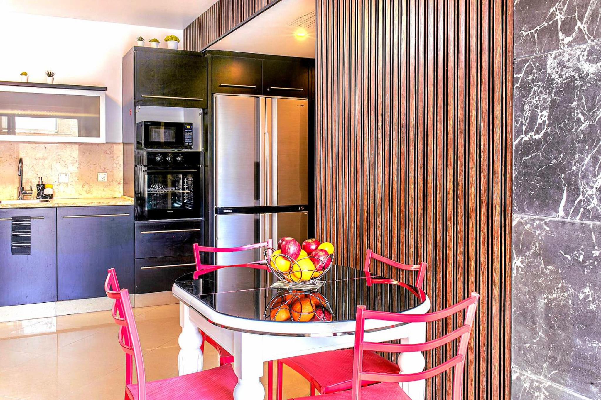 Milana's Deluxe with big patio and pool view 3
