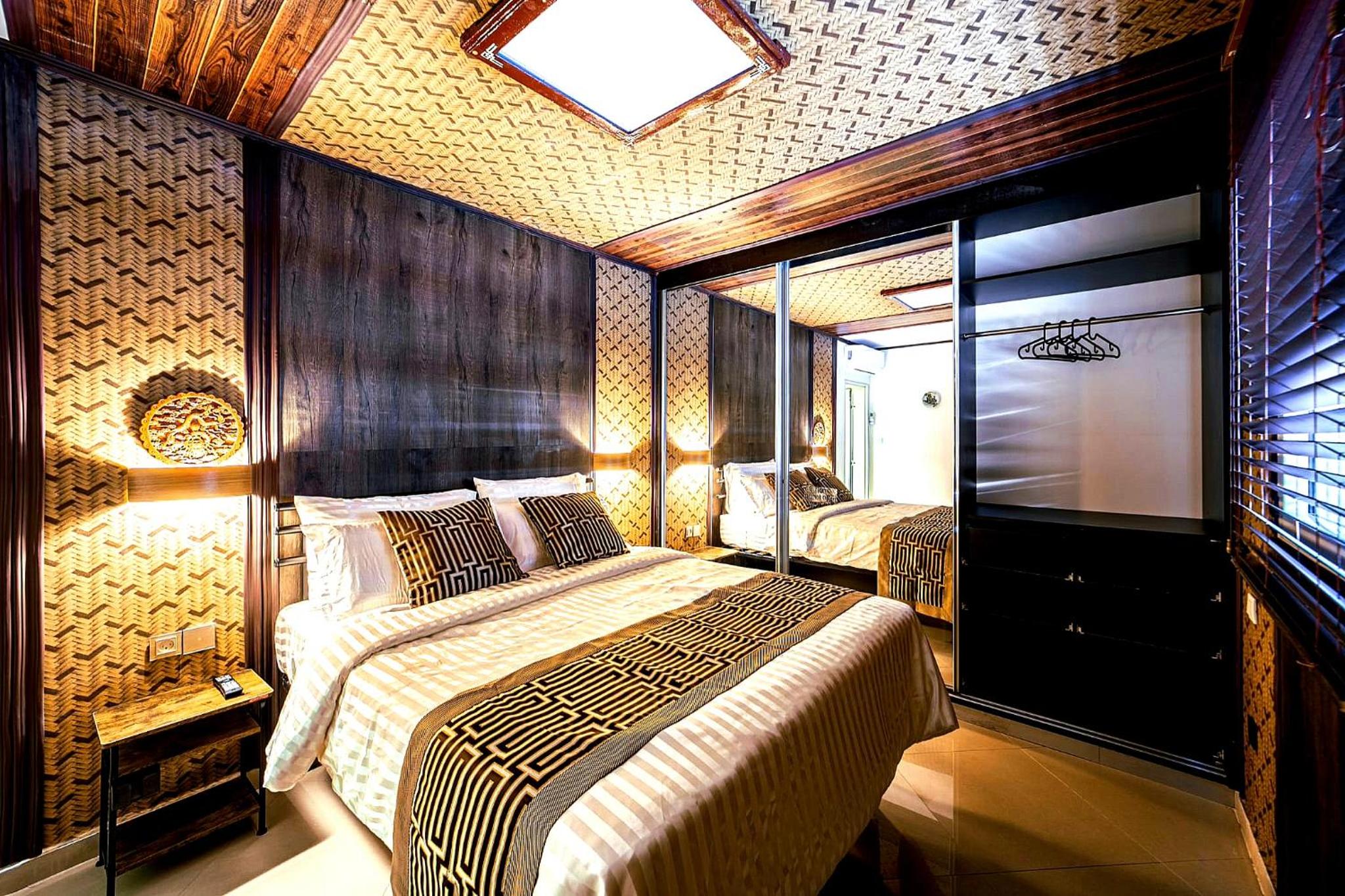 Milana's Deluxe with big patio and pool view 4