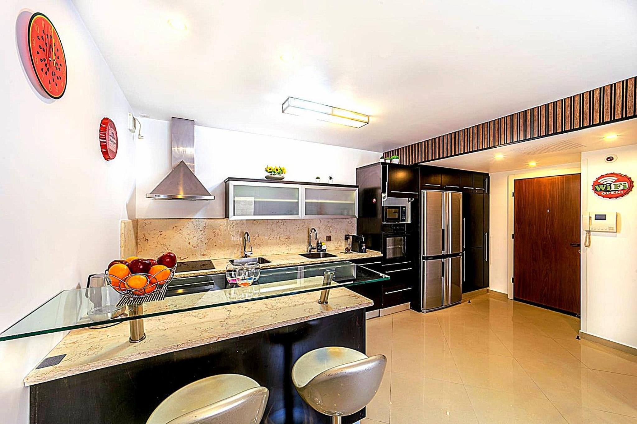 Milana's Deluxe with big patio and pool view 5