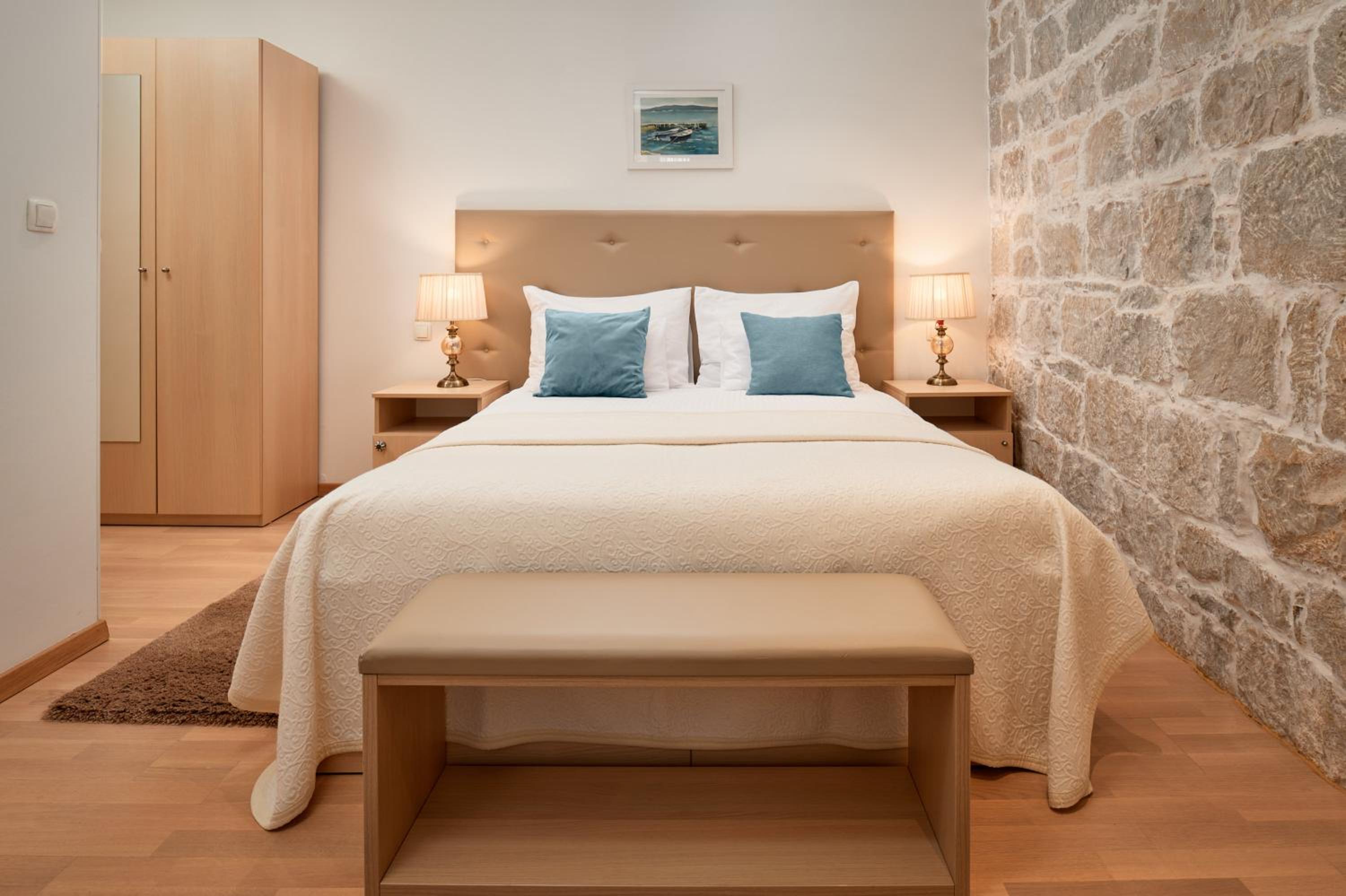 Lanterna Rooms