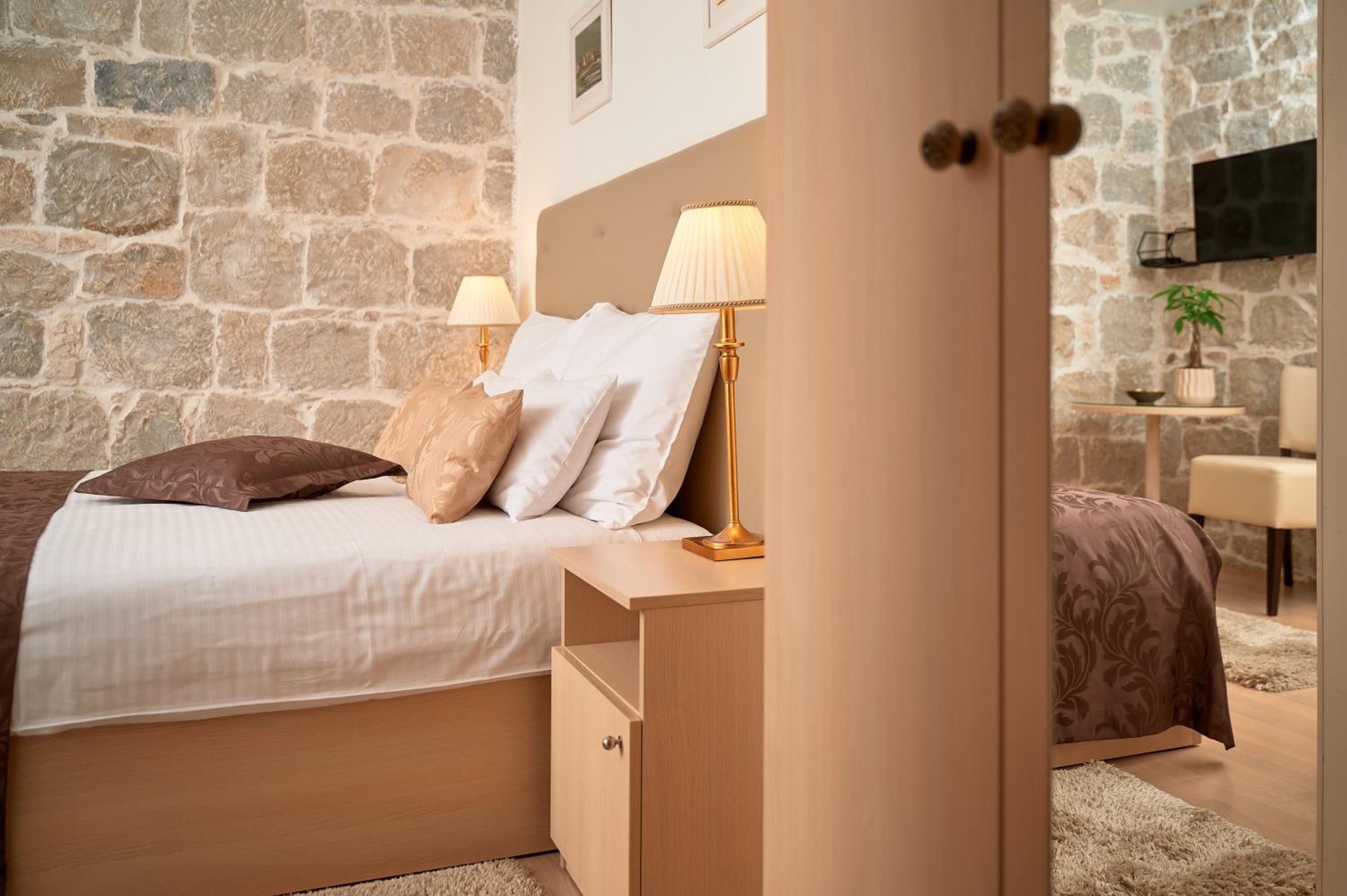 Lanterna Rooms