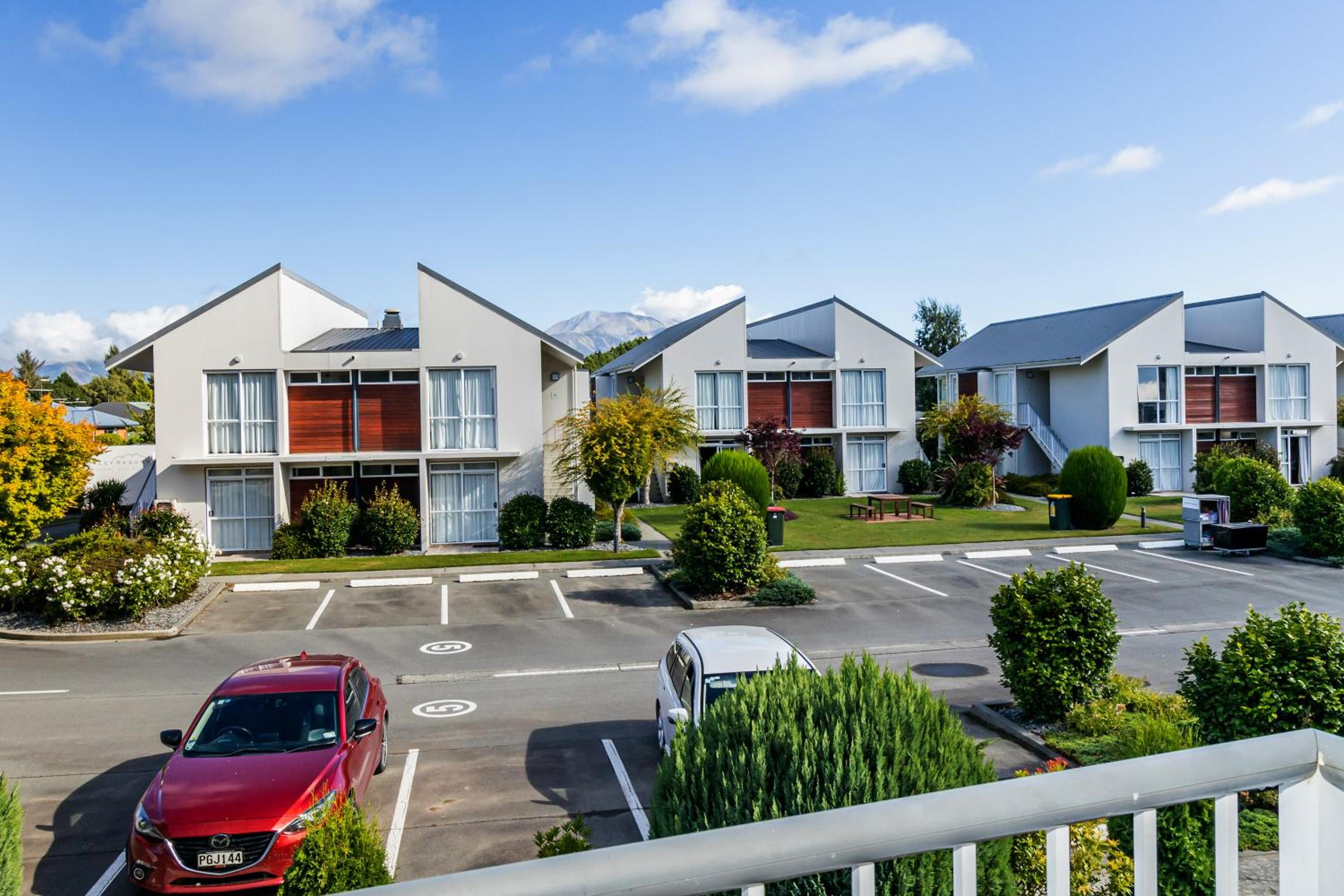 Sunny Apartment | No Guest Fees view 2