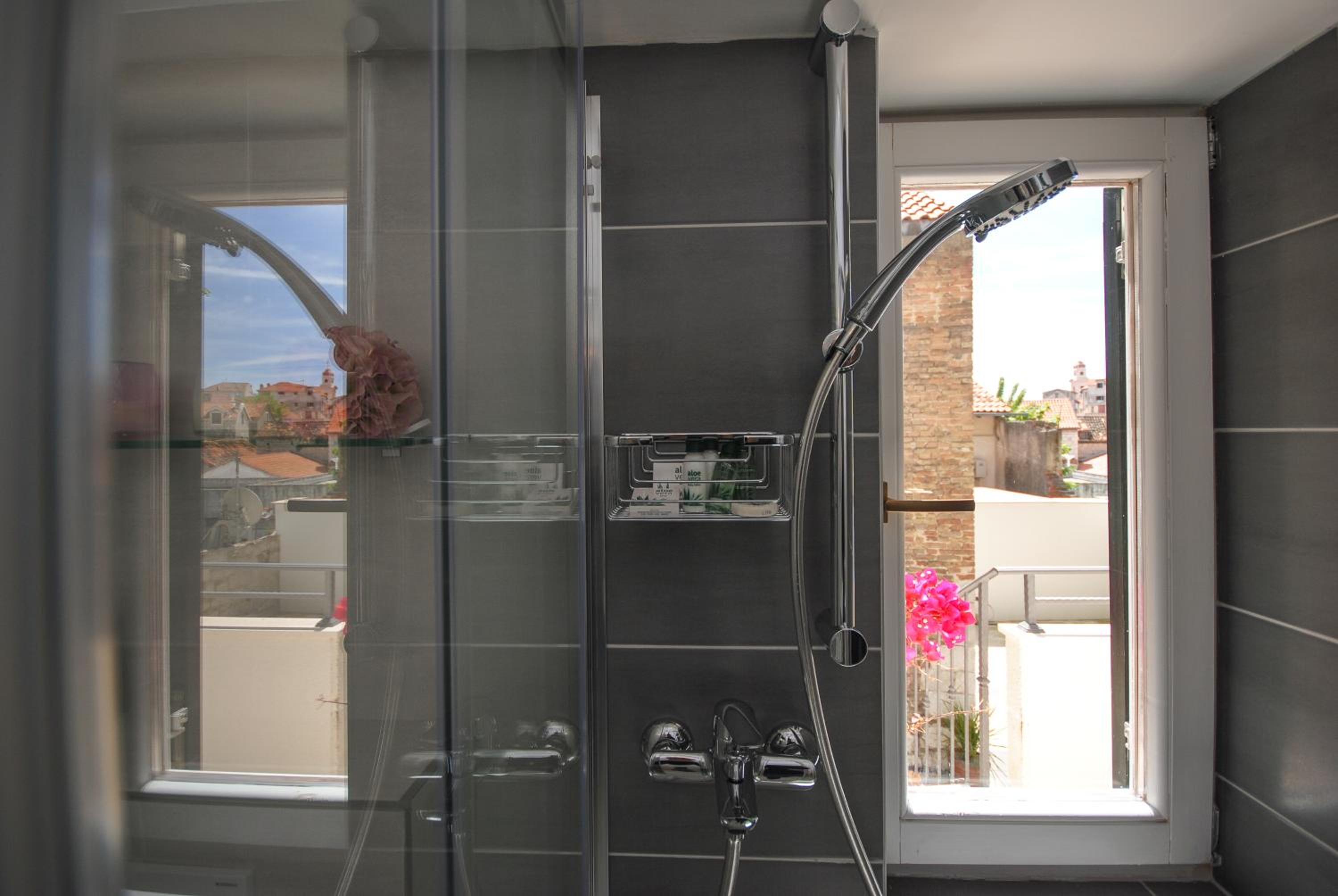 Lanterna Rooms