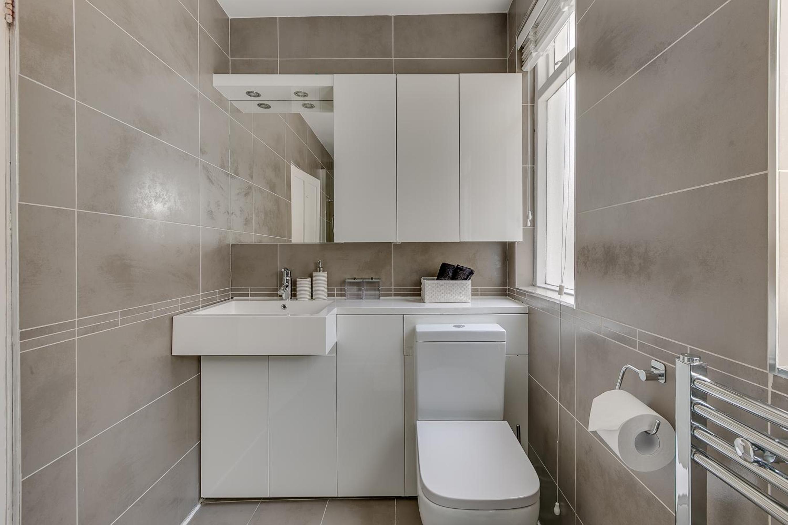 Balham near Tube Victorian House 4 Bedrooms 9 beds